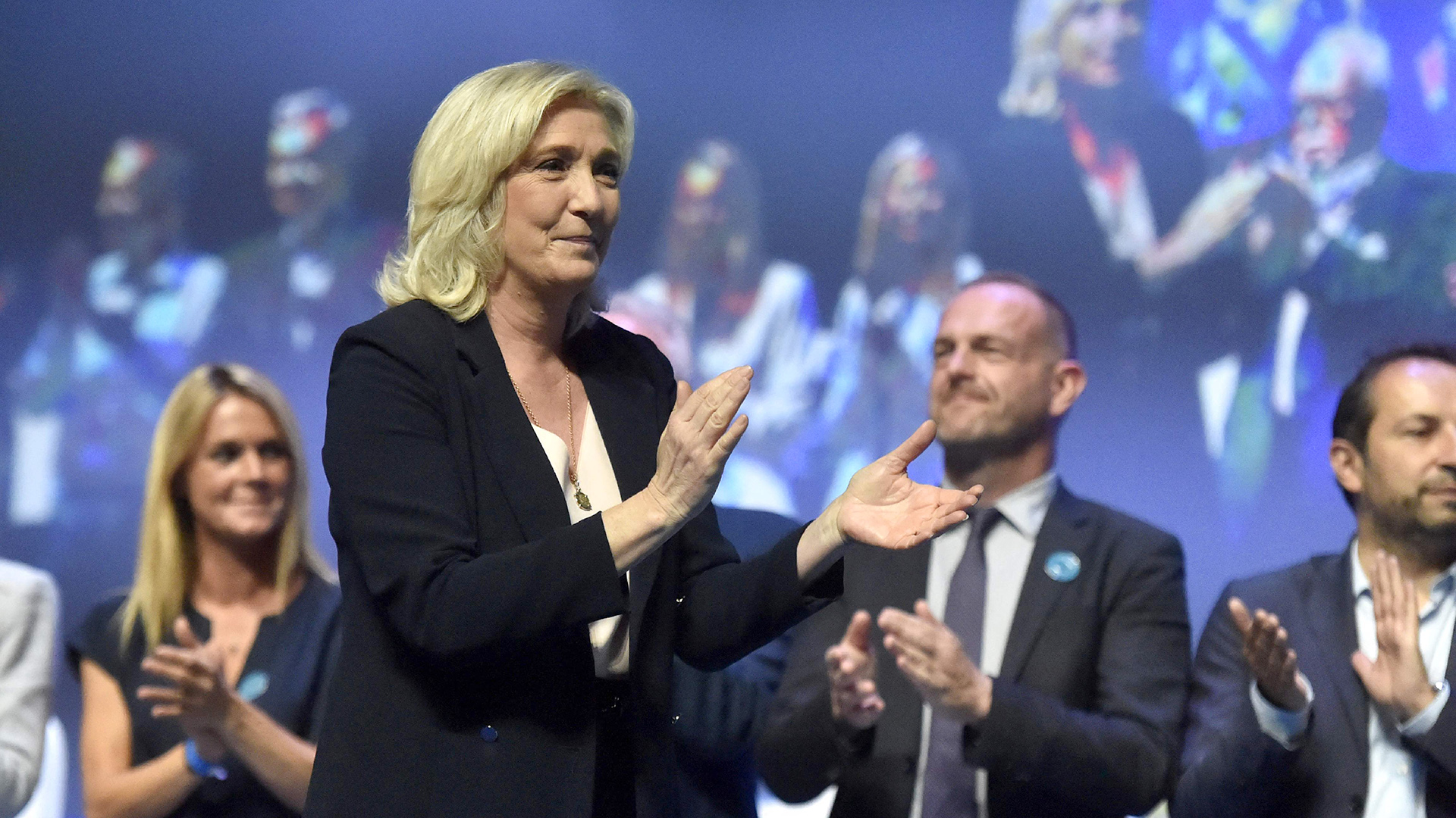 Marine Le Pen applaudiert auf der Bühne während eines Parteikongresses des Rassemblement National (RN) in Perpignan, Südfrankreich. | AFP