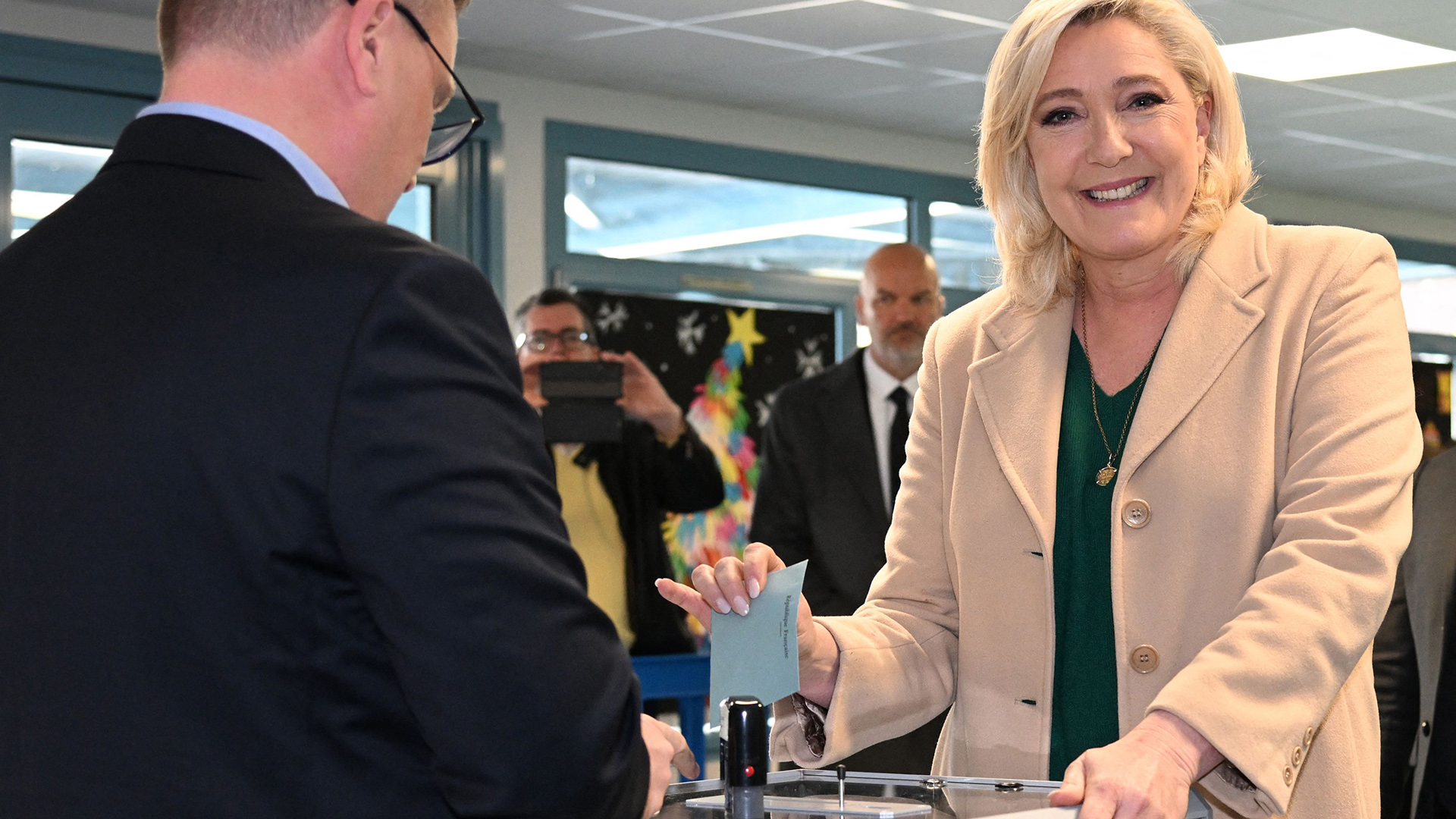 Marine Le Pen bei der Stimmabgabe in Henin-Beaumont, Frankreich. | AFP
