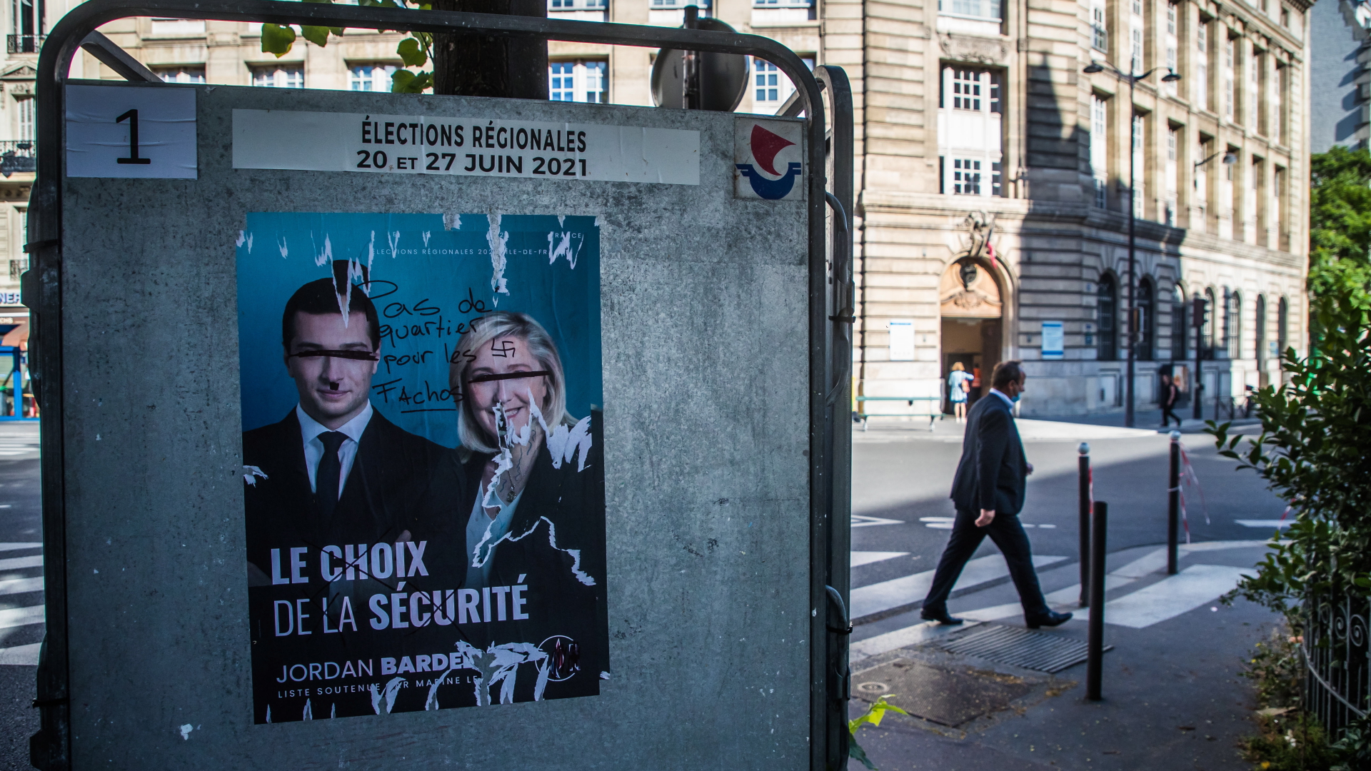 Beschmiertes Wahlplakat der Le-Pen-Partei | EPA