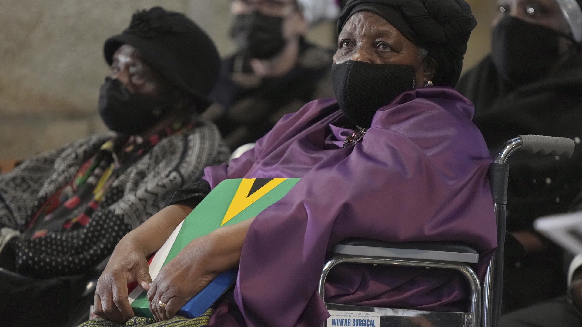 Desmond Tutus Witwe Leah hält die Flagge Südafrikas in den Händen. | picture alliance / ASSOCIATED PR