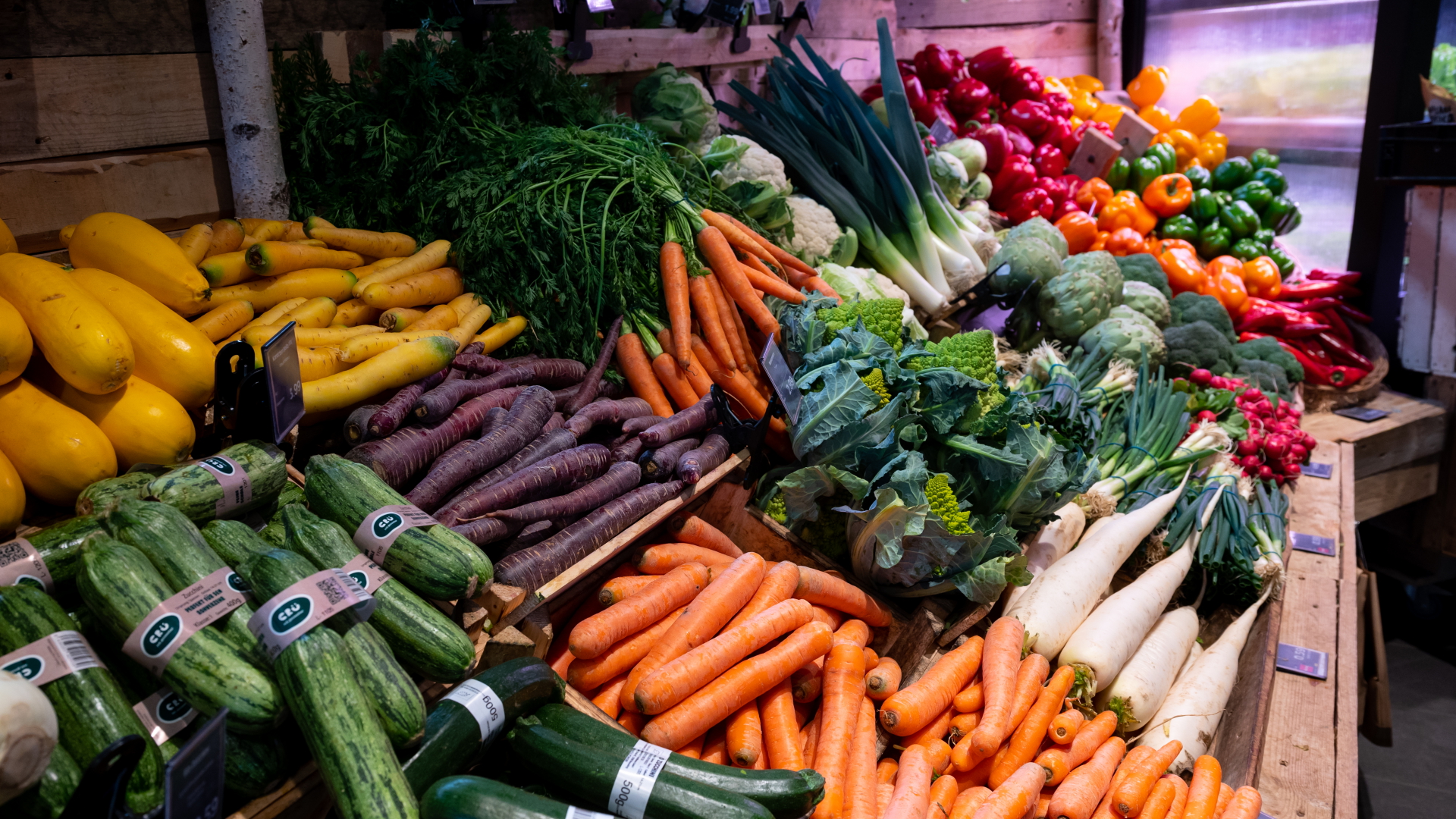 Eine Auslage mit Obst und Gemüse in einem Supermarkt