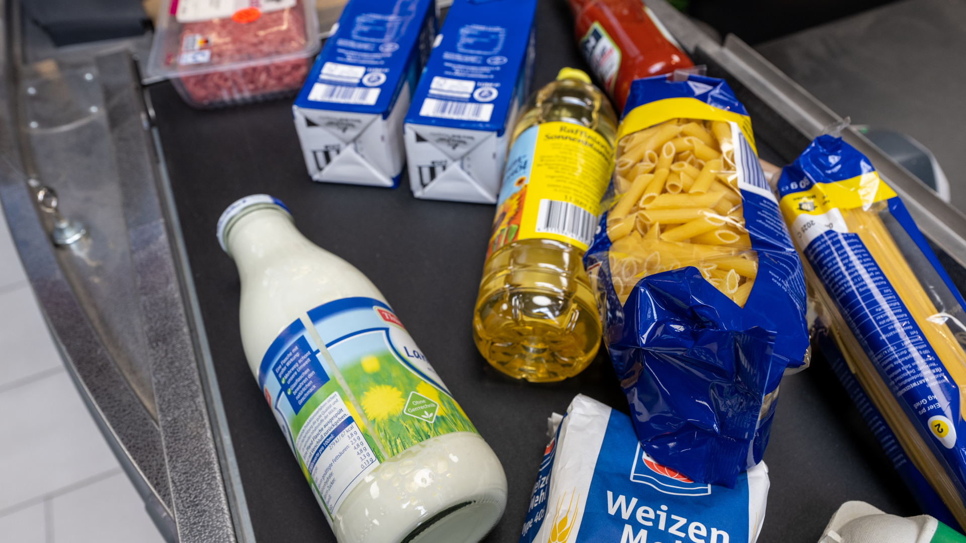 Verschiedene Lebensmittel liegen auf dem Kassenband eines Supermarkts | dpa