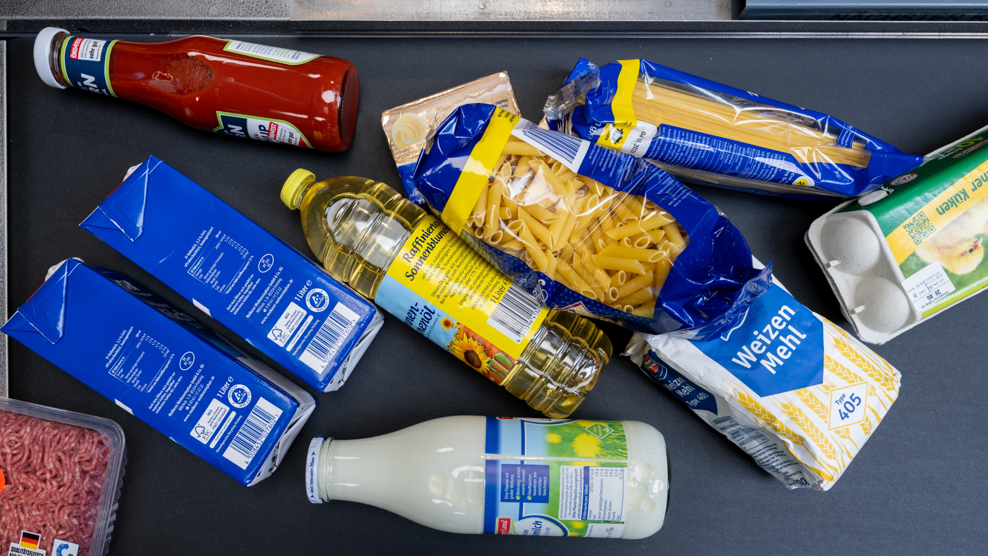Verschiedene Lebensmittel liegen auf dem Kassenband eines Supermarkts | dpa