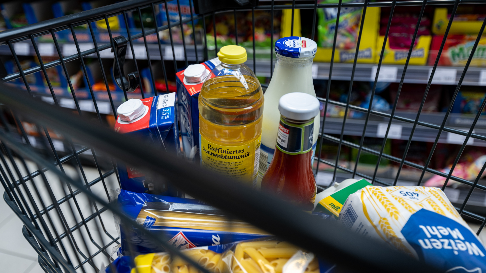 Lebensmittel liegen in einem Einkaufswagen in einem Supermarkt. | dpa
