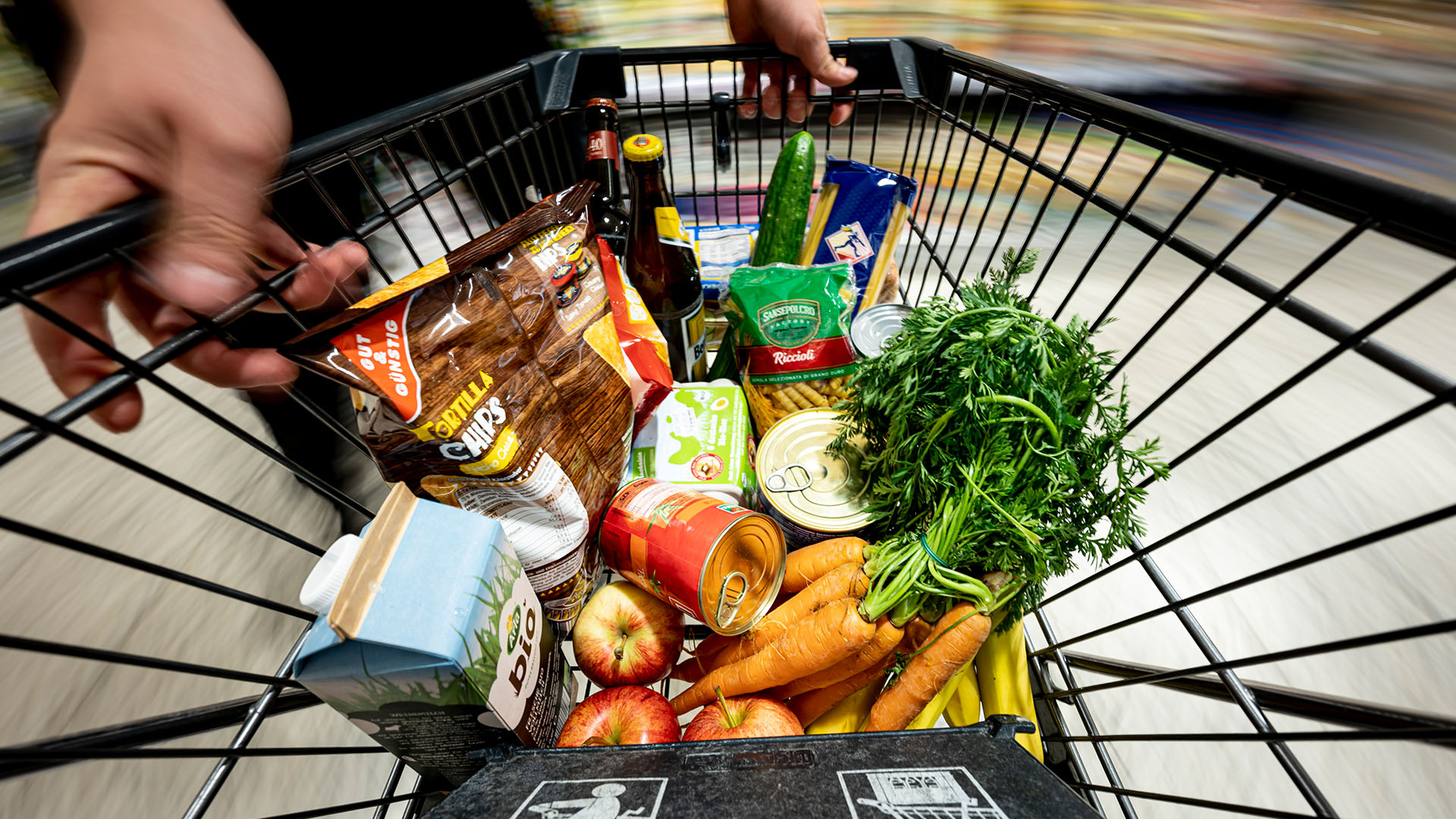 Lebensmittel liegen in einem Einkaufswagen.