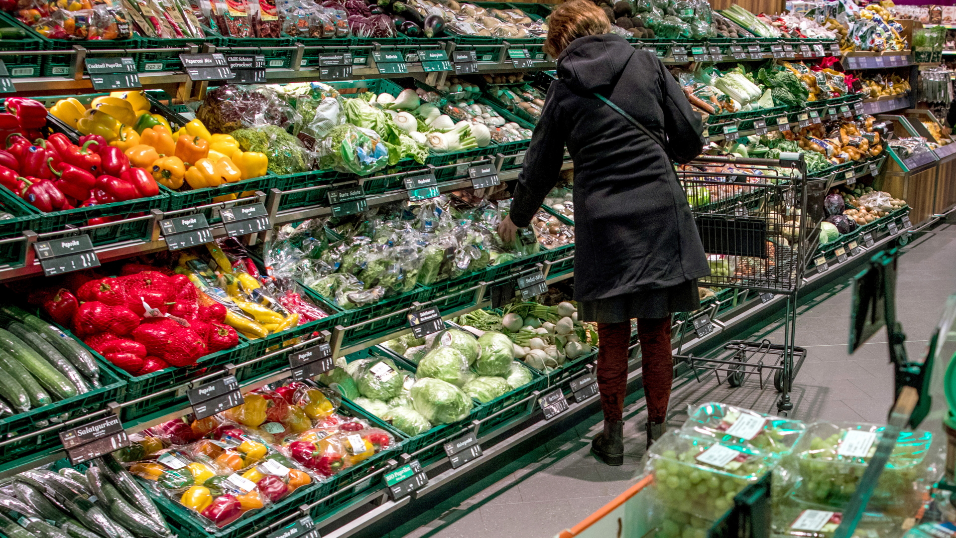 Eine Frau nimmt Salat aus einer Gemüsetheke im Einkaufsmarkt. | dpa