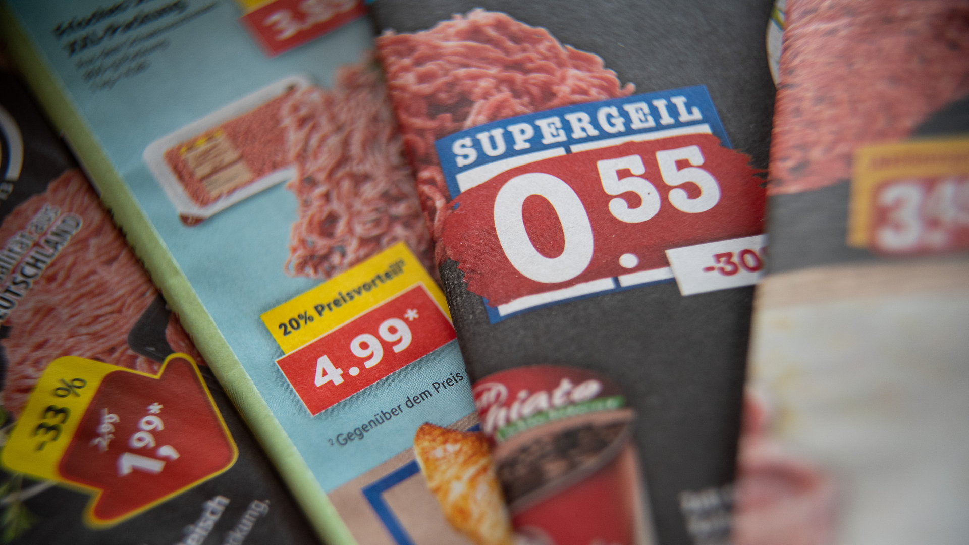 Auf Werbebroschüren von Lebensmitteldiscountern sind Sonderpreise für Hackfleisch abgedruckt. | dpa