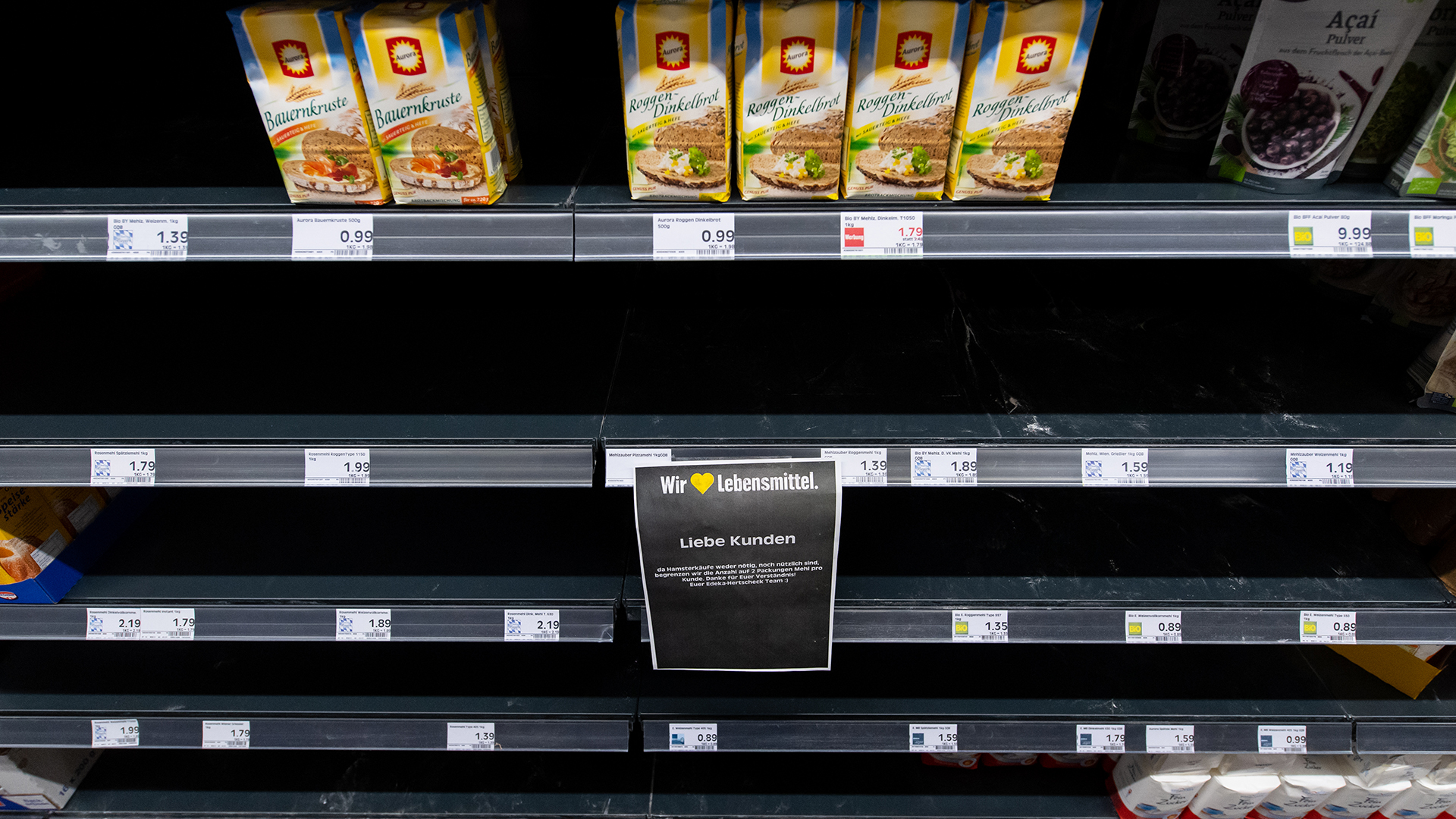 Nur noch wenige Packungen Mehl stehen in einem Regal in einem Supermarkt. | dpa