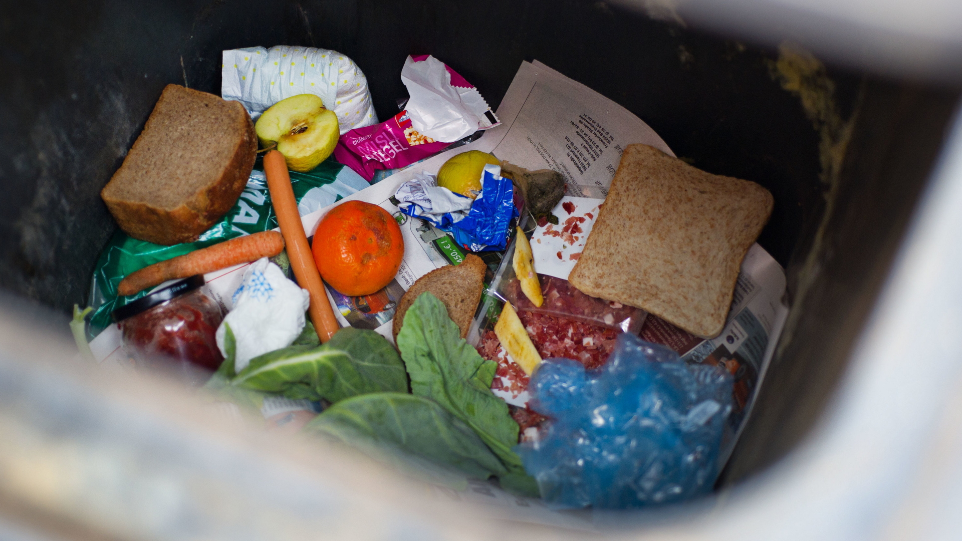 Lebensmittel im Müll | dpa