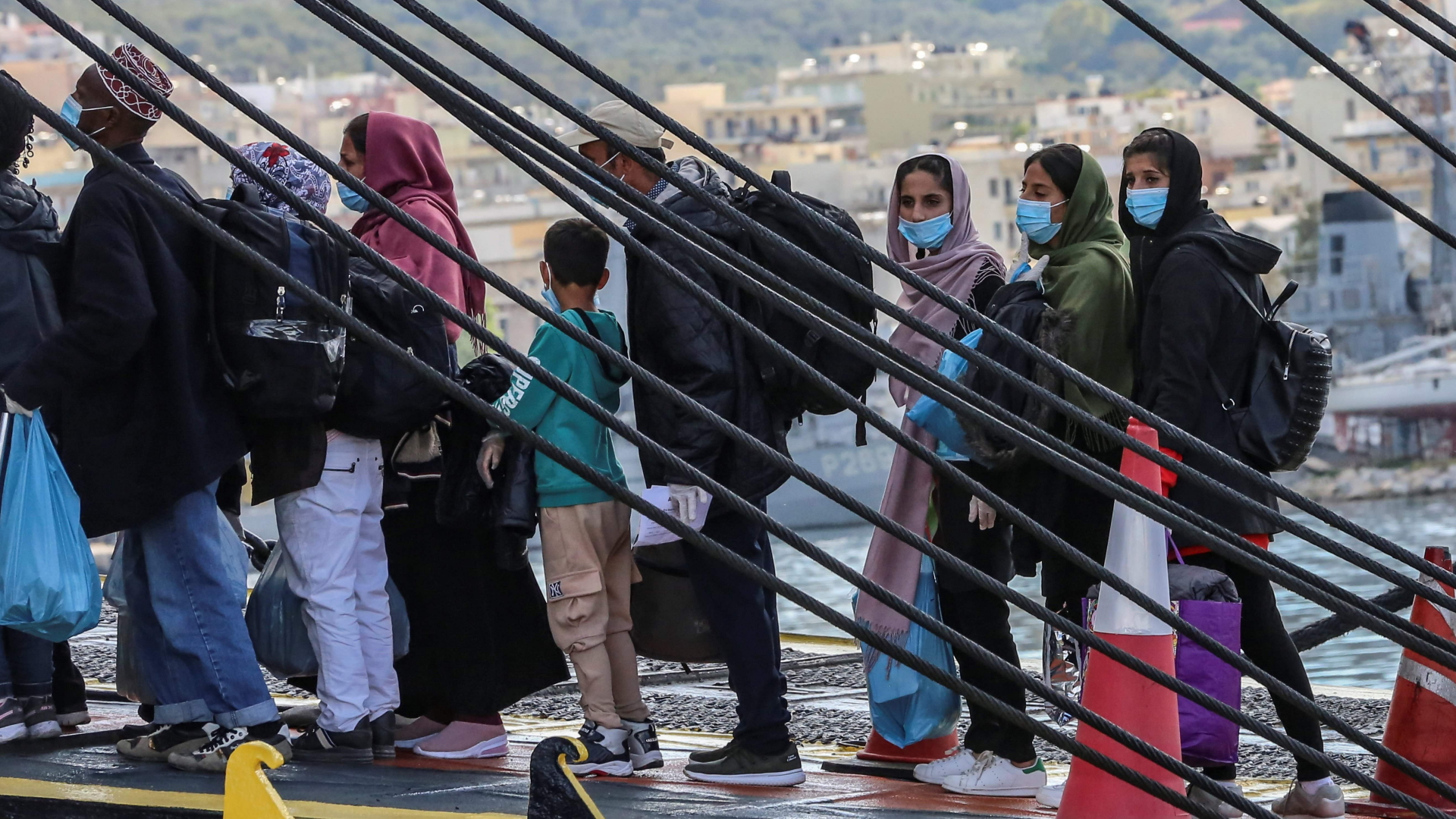 Flüchtlinge aus Lesbos besteigen eine Fähre Richtung Festland. | AFP