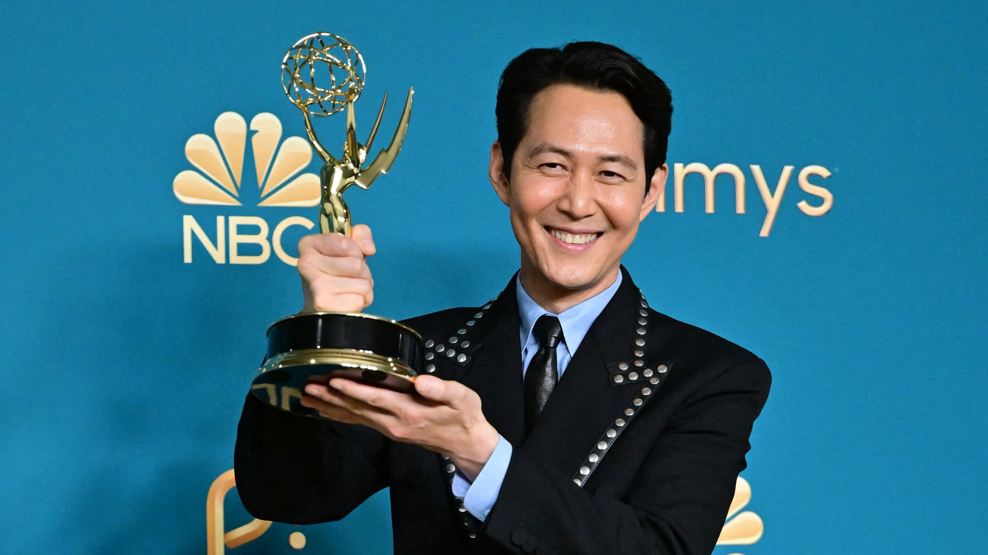 Schauspieler Lee Jung Jae präsentiert seinen Emmy-Award. | AFP