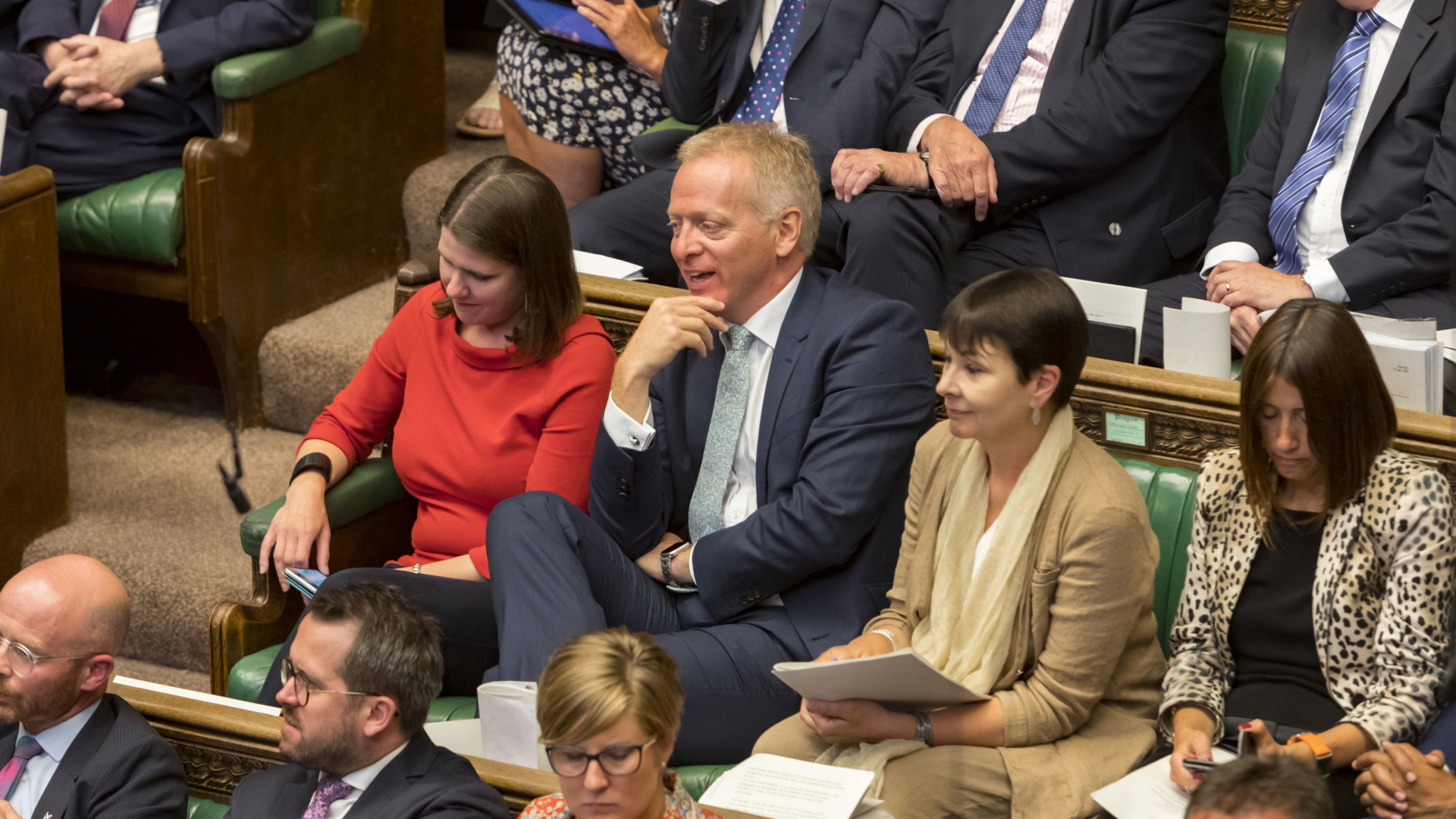 Der konservative Abgeordnete Phillip Lee hört während einer Debatte im britischen Unterhaus Premier Johnson zu. | dpa