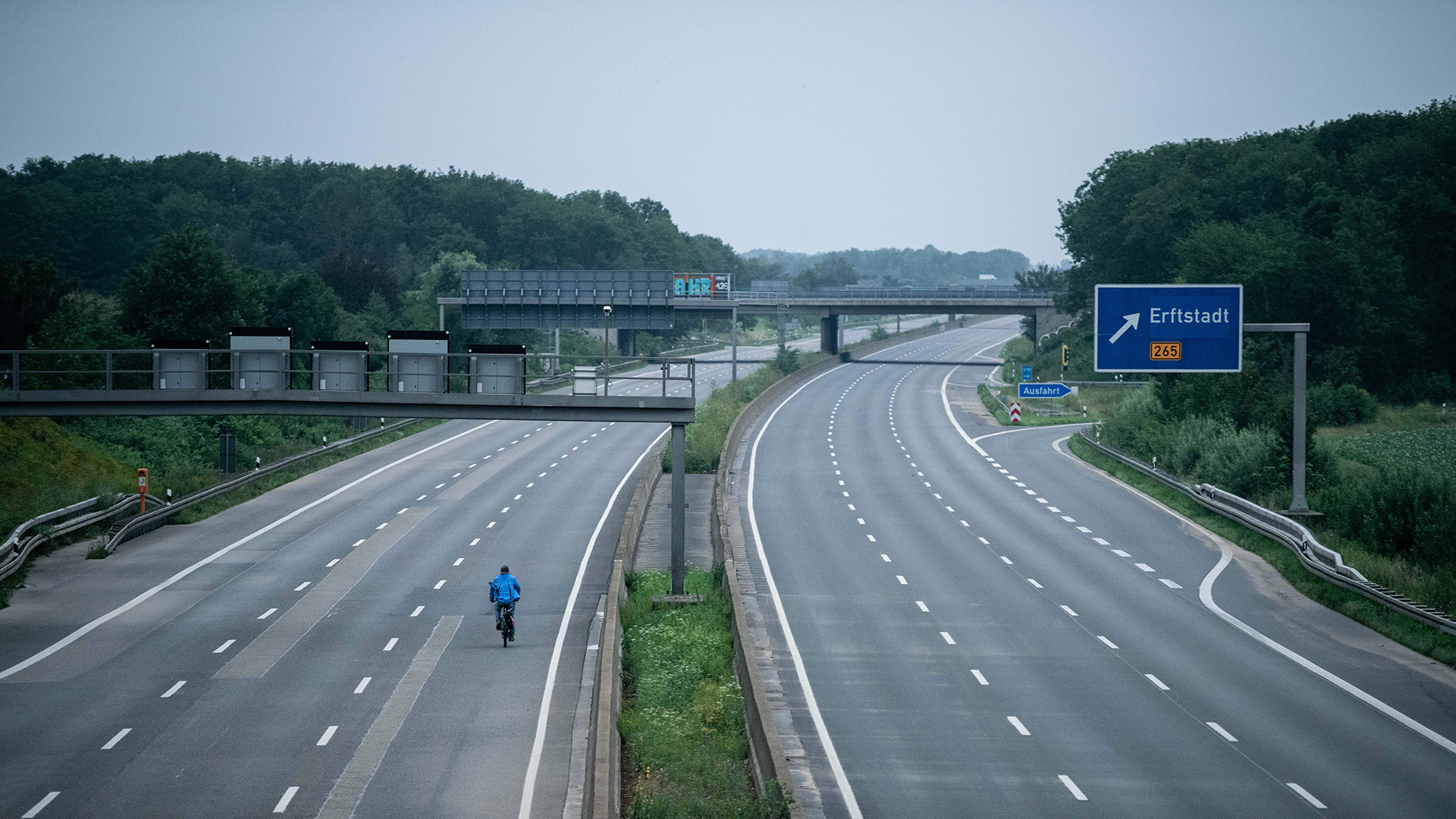 Ein Fahrradfahrer fährt über die gesperrte Autobahn A1 nahe Blessem in Erftstadt. | picture alliance/dpa