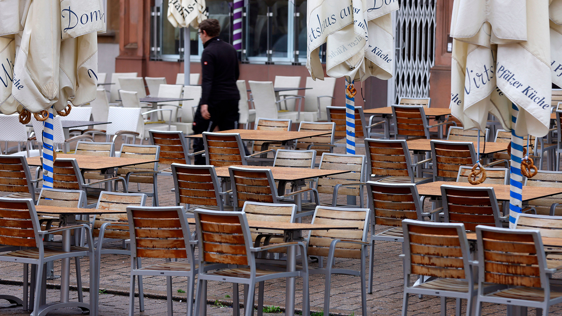 Leere Tische stehen vor einer Gaststätte in Speyer. | RONALD WITTEK/EPA-EFE/Shuttersto