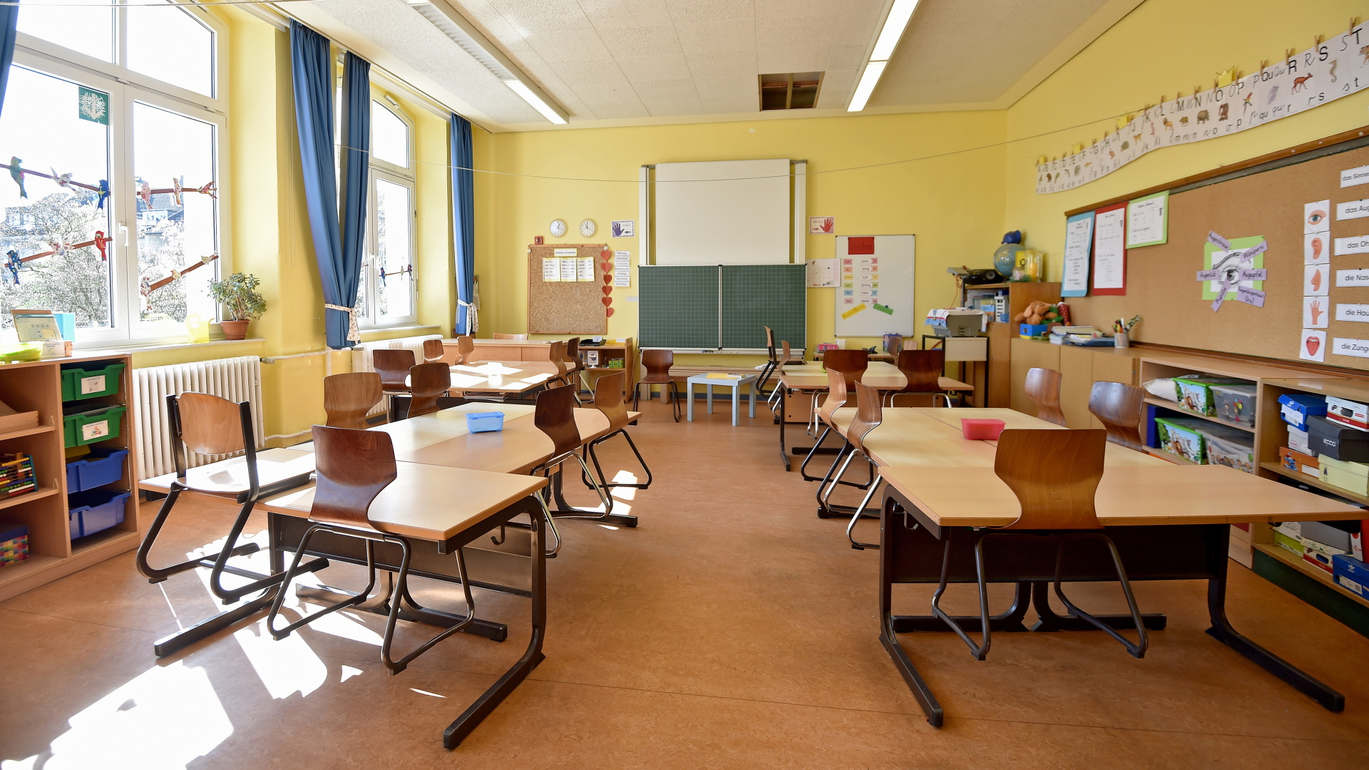 Stühle klemmen unter den Tischen in einem leeren Klassenzimmer der Ardeyschule in Essen. | dpa