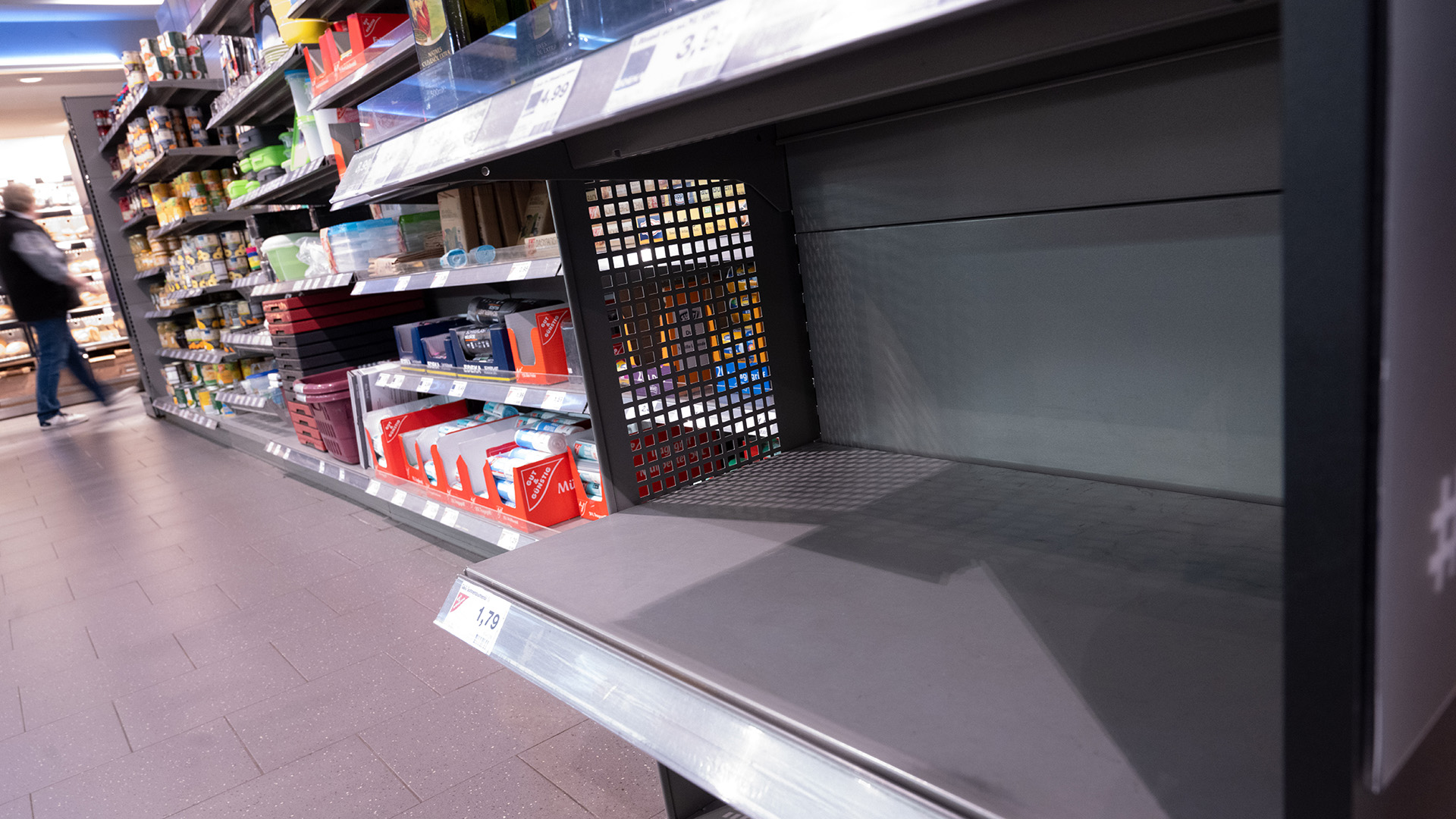 Ein leeres Regal in einem Supermarkt | picture alliance/dpa