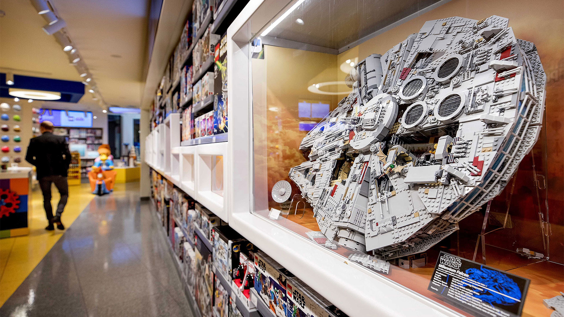 Lego-Raumschiff Millenium Falcon in einem Lego-Shop | picture alliance / ANP