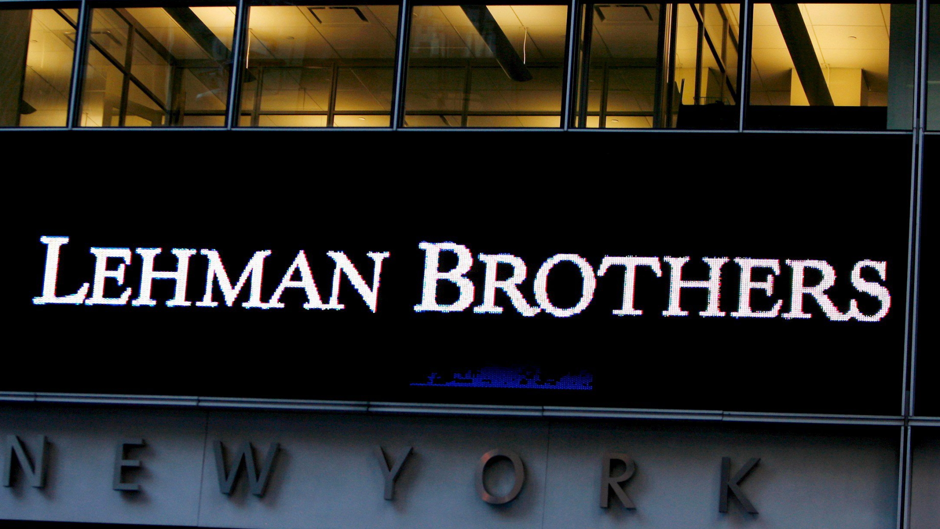 Schriftzug an der Zentrale von Lehman Brothers | dpa