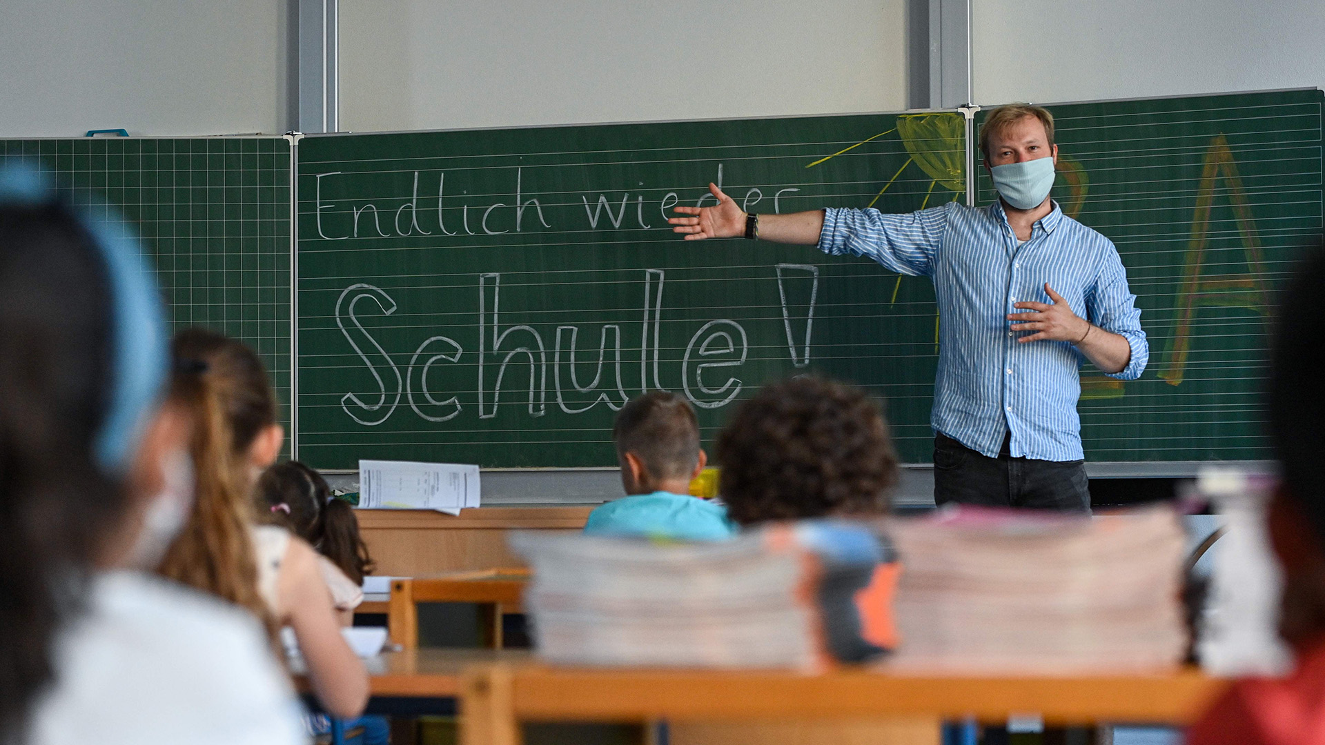 Lehrer vor Schultafel | Bildquelle: AFP