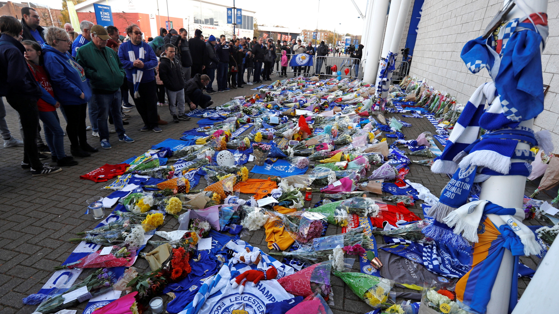 Leicester-Fans trauern nach dem Helikopter-Absturz | Bildquelle: REUTERS