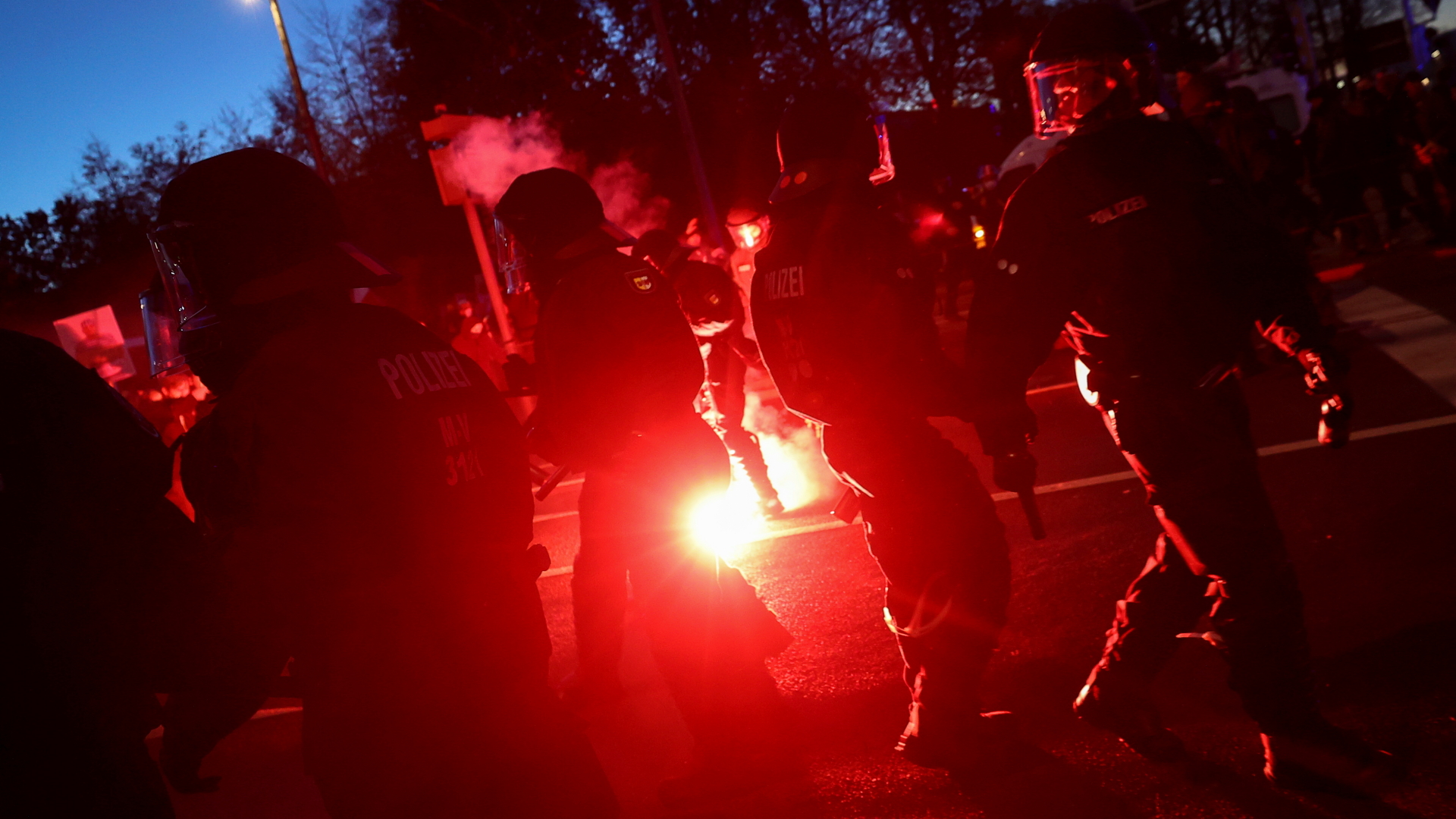Bei der "Querdenken"-Demonstration in Leipzig ist Pyrotechnik gezündet worden. | REUTERS