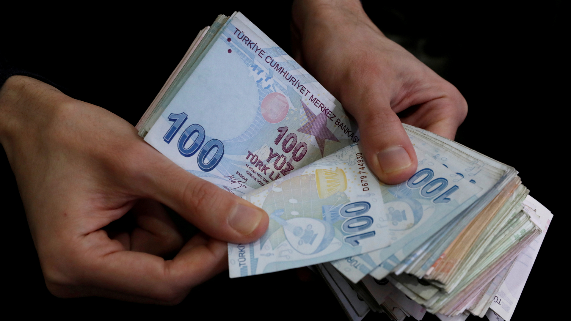 Eine Person zählt türkische Lira. | REUTERS