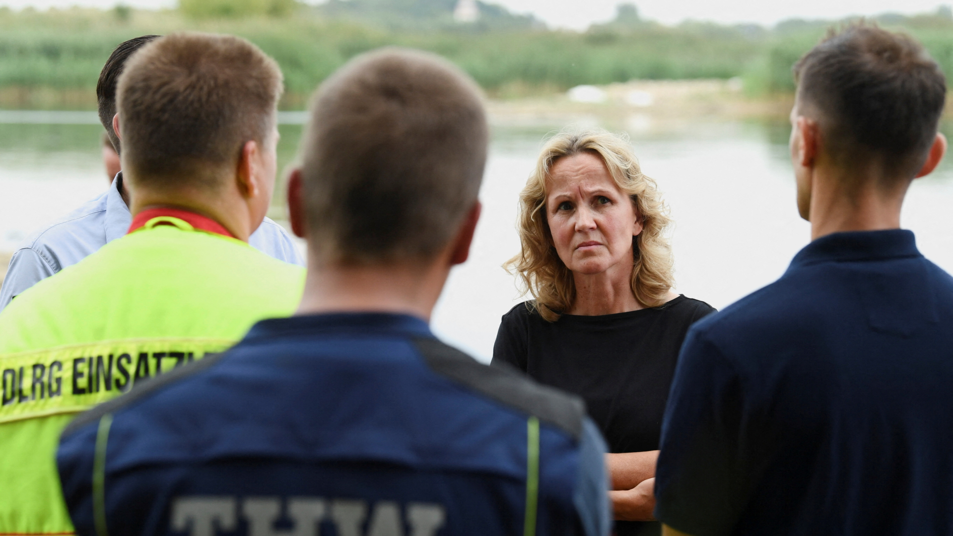 Bundesumweltministerin Lemke besucht Helfer an der Oder | REUTERS