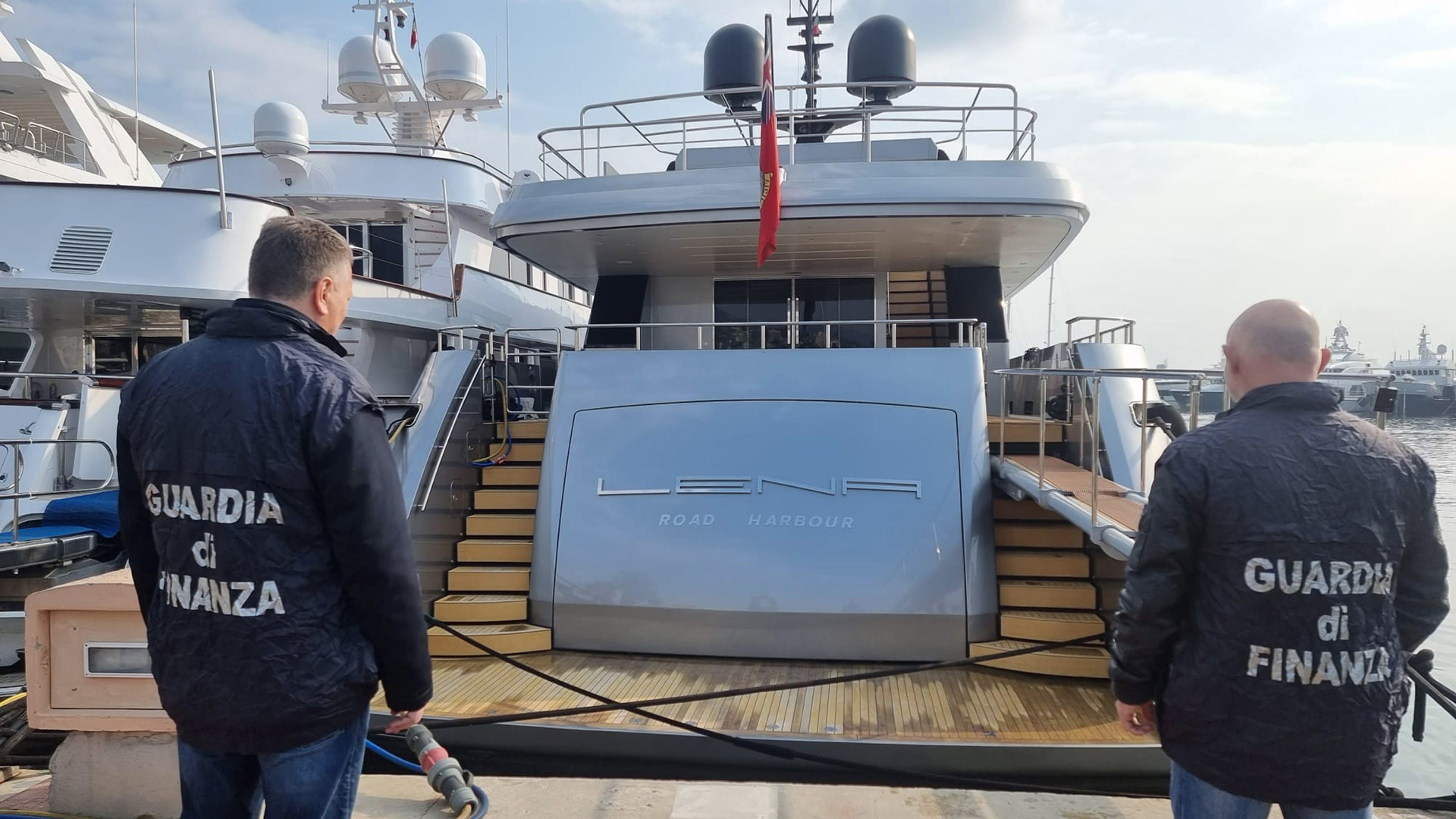 Beamte der Guardia di Finanza (italienische Finanzpolizei) sehen sich die beschlagnahmte Maxi-Yacht „Lena“ im Hafen von Sanremo an. | EPA