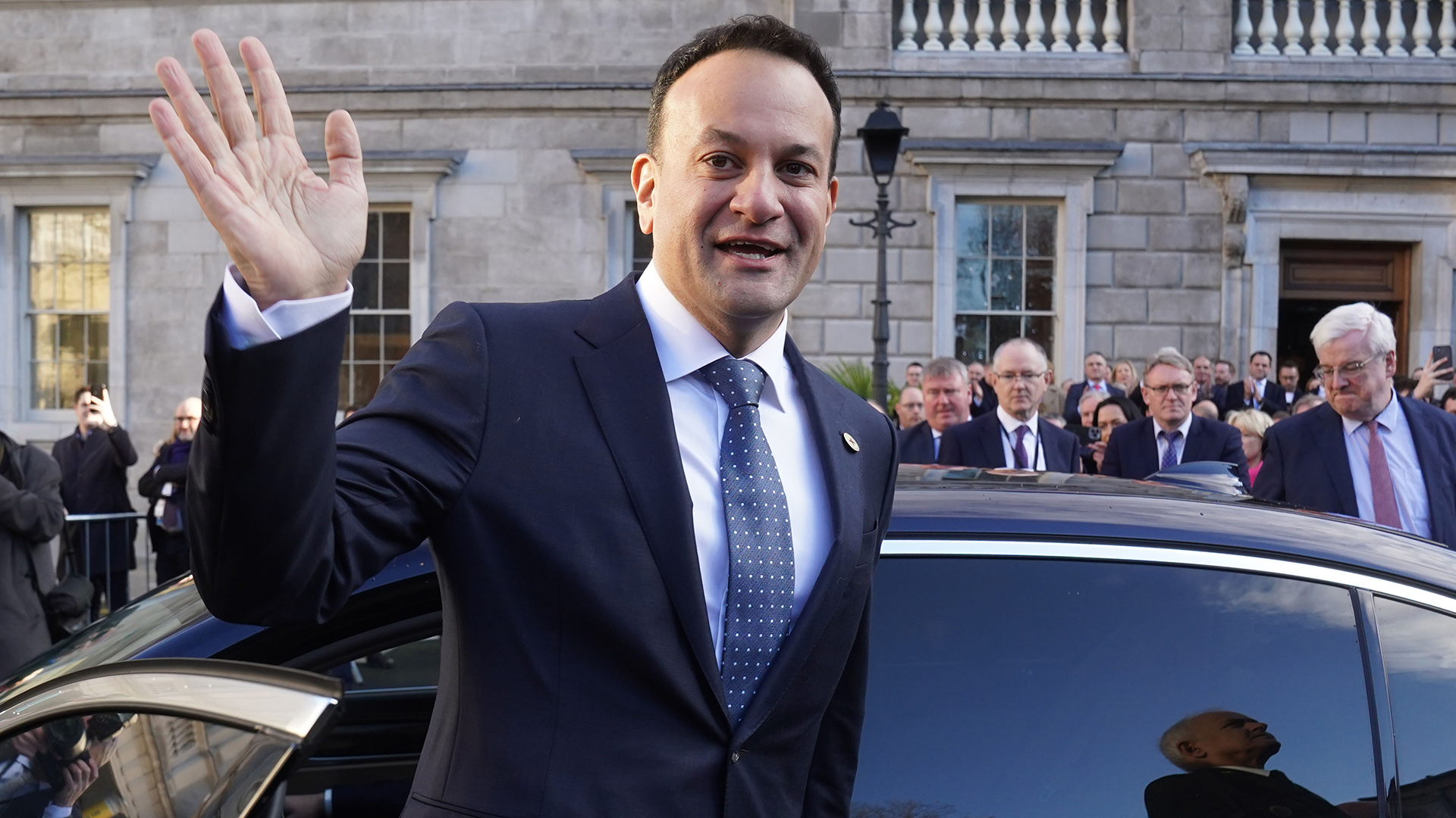 Leo Varadkar winkt als er das Leinster House in Dublin verlässt. | dpa