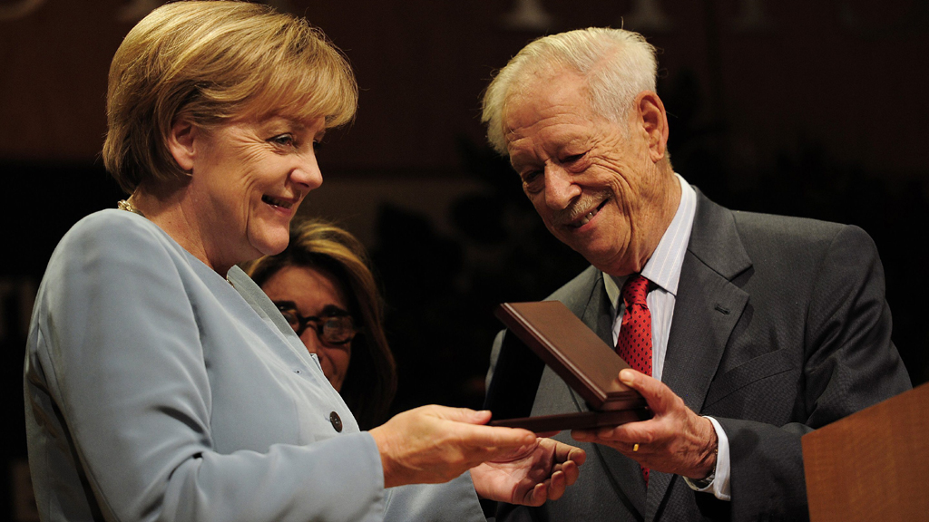 Der Präsident des Leo-Baeck-Instituts, Bernhard Blum, überreicht in New York Kanzlerin Merkel die Leo-Baeck-Medaille. | dpa