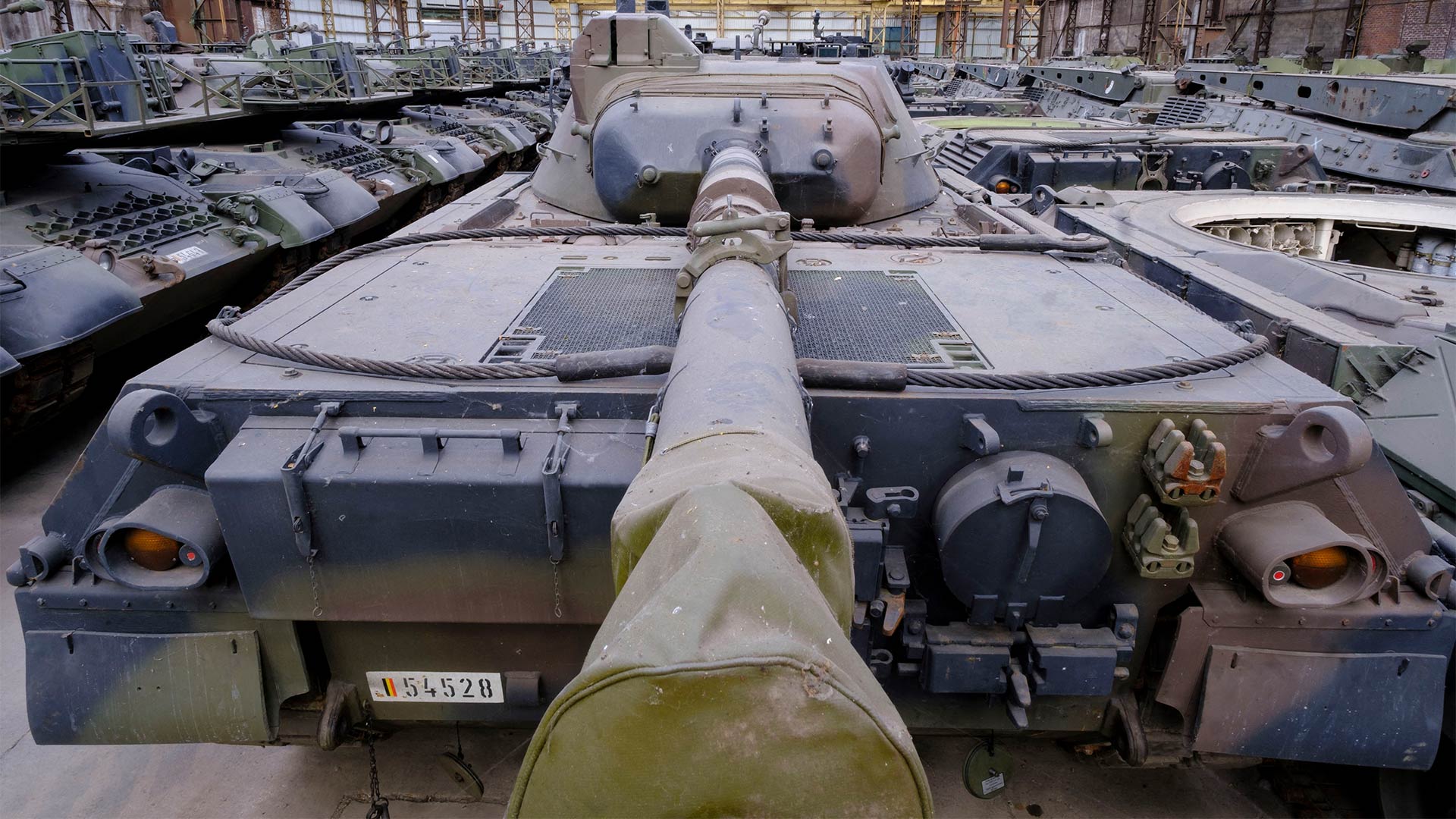 Panzer des Typs "Leopard 1" stehen in einer Halle des belgischen Unternehmens OIP Land Systems.