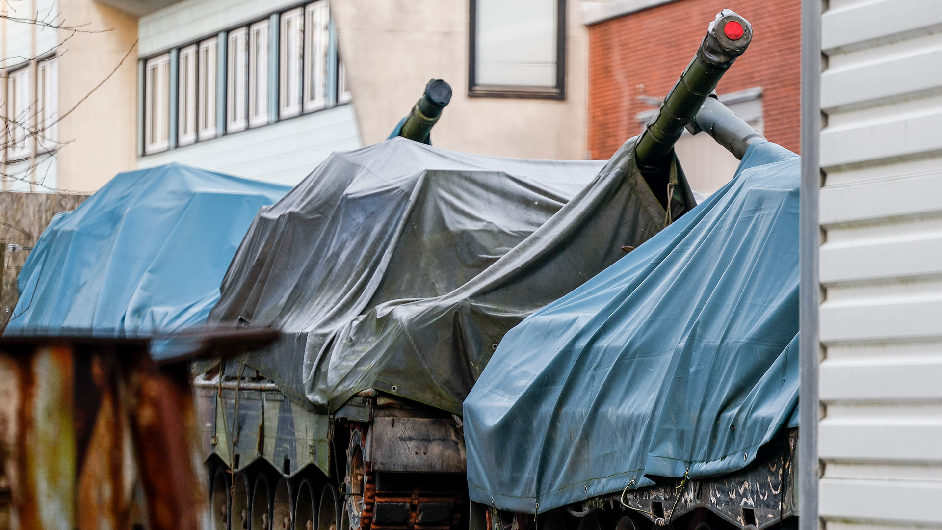 Mehrere Leopard-1-Kampfpanzer stehen auf dem Werksgelände der Flensburger Fahrzeugbau Gesellschaft (FFG).  | picture alliance/dpa
