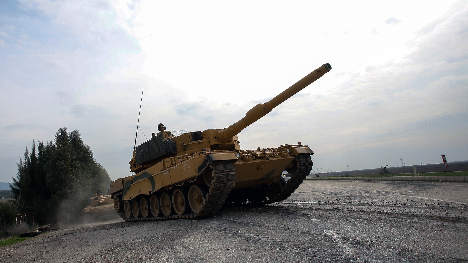 Ein türkischer Panzer vom Typ Leopard 2A4 fährt in der Nähe der syrischen Grenze auf einer Straße. | picture alliance/dpa