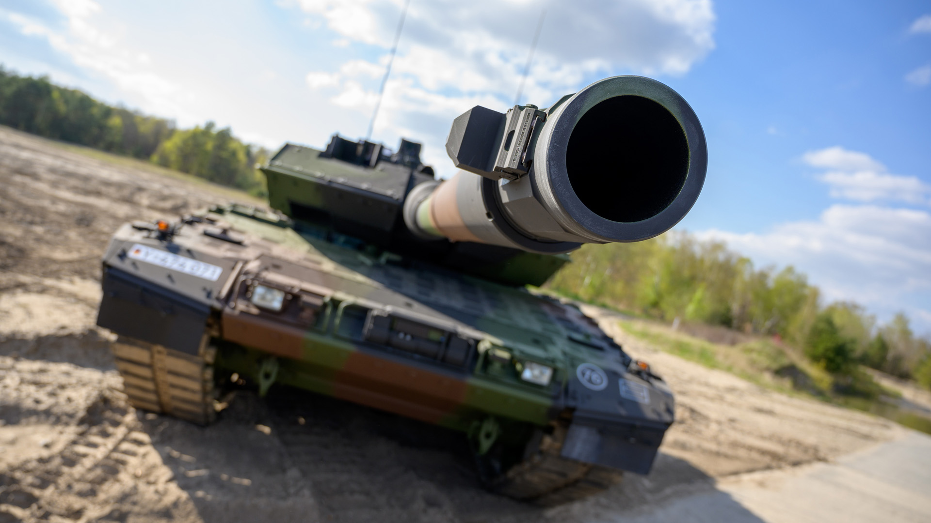 Ein Kampfpanzer der Bundeswehr vom Typ Leopard 2 A7V steht auf einem Übungsplatz | dpa