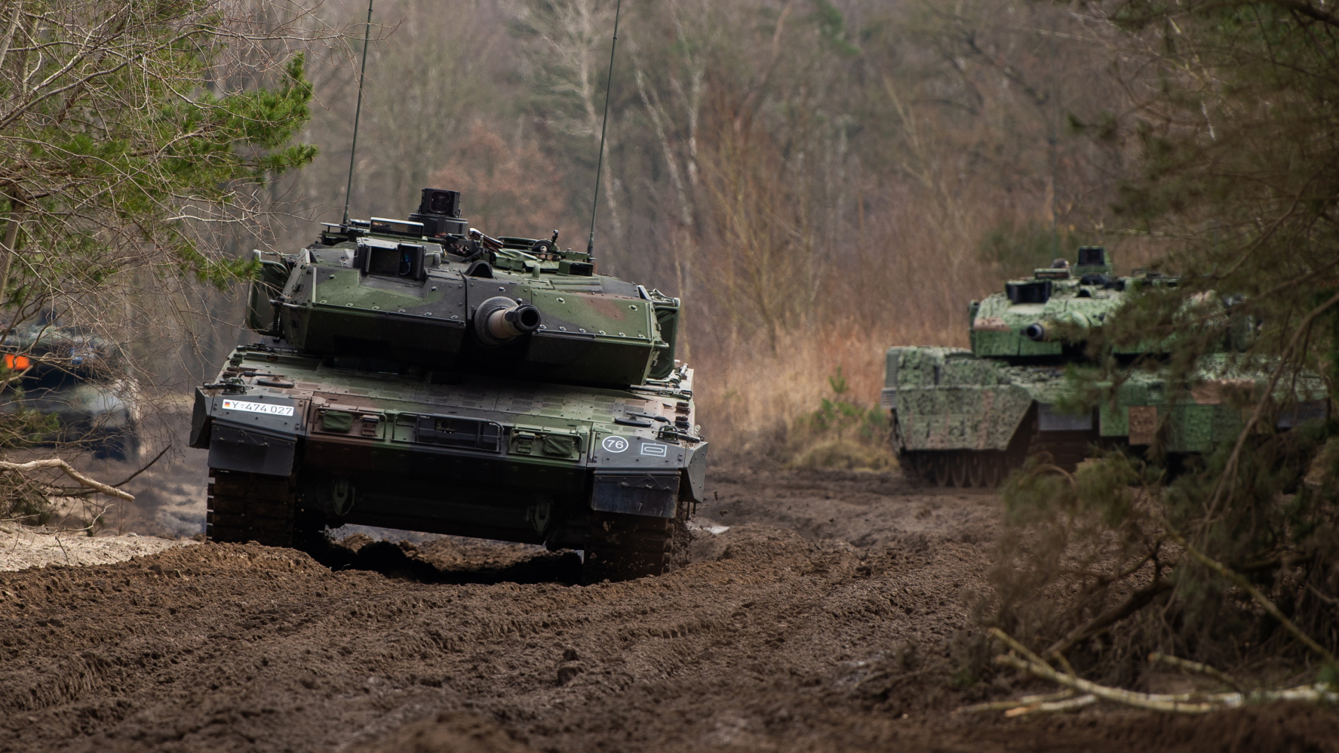 Ein Kampfpanzer der Typs Leopard 2 fährt bei einer Übung der Bundeswehr durch das Gelände | dpa