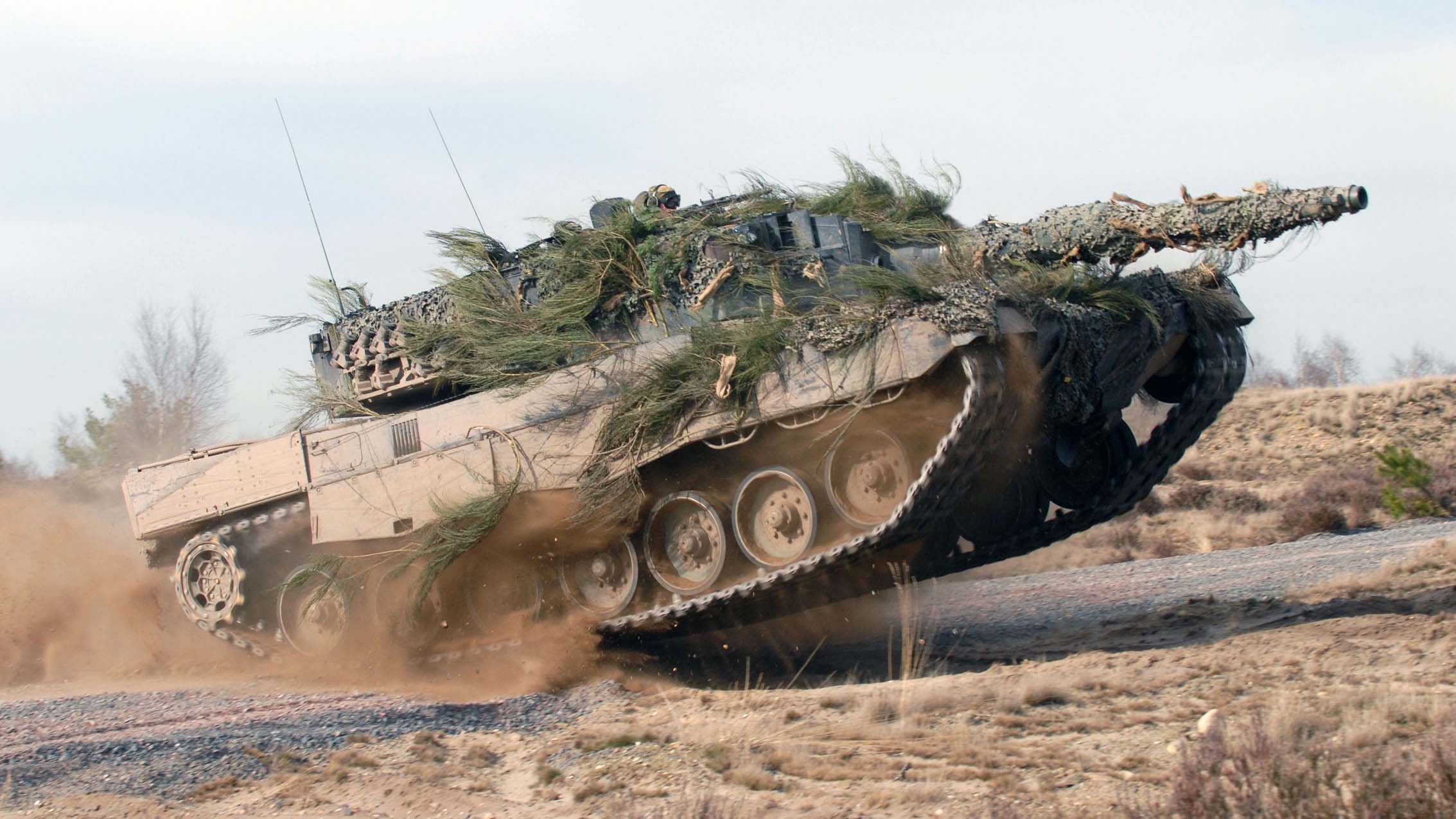Ein "Leopard 2"-Kampfpanzer auf einem Testgelände. (Quelle: Krauss-Maffei Wegmann) | dpa