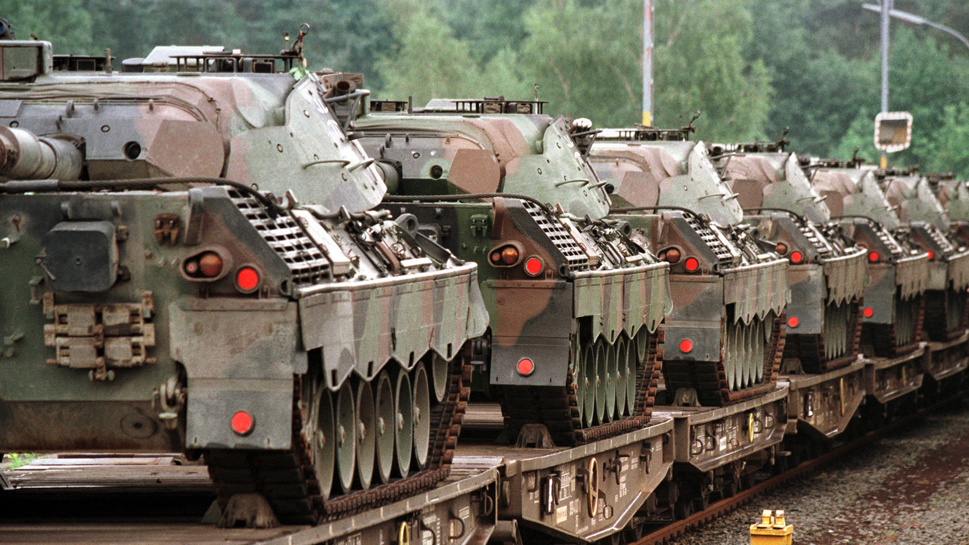 "Leopard 1A5"-Panzer werden per Zug an ihre Einsatzorte verschickt. (Aufnahme vom 18. Juni 1997) | picture alliance / photothek