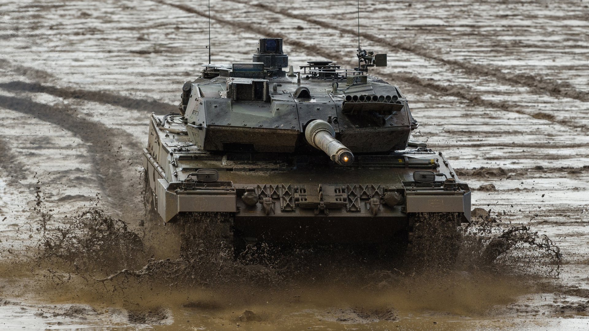Ein Kampfpanzer der Bundeswehr vom Typ Leopard 2A6 fährt während einer Gefechtsvorführung über den Übungsplatz im niedersächsischen Munster