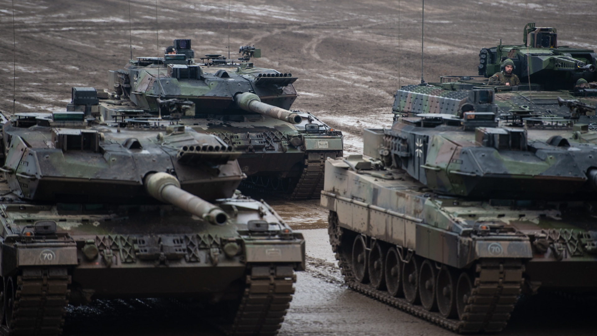 Drei Leopard-Panzer auf einem Truppenübungsplatz in Münster | dpa