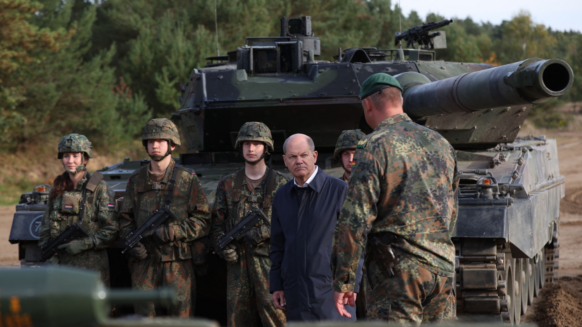 Kanzler Scholz steht Mitte Oktober beim Besuch einer Bundeswehr-Einheit vor einem "Leopard"-Panzer.