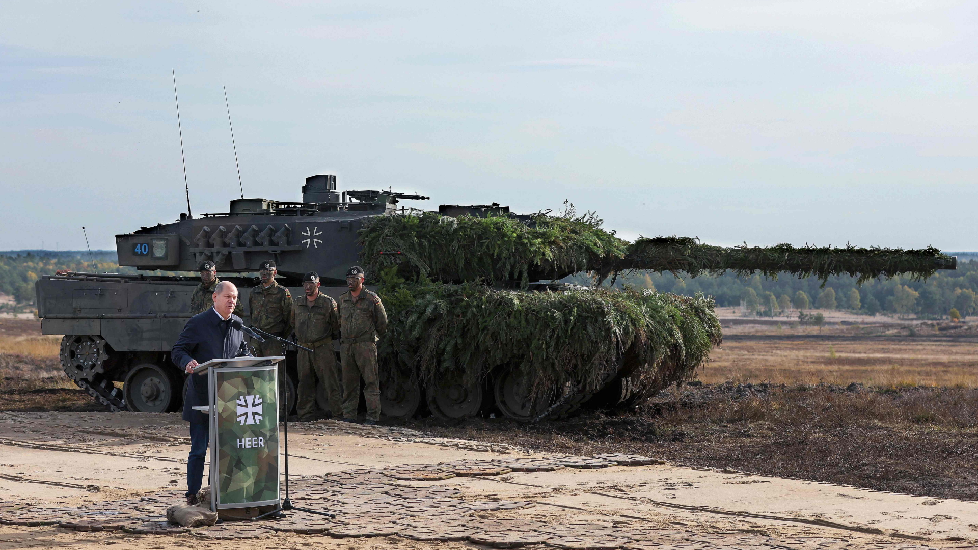 Bundeskanzler Scholz beim Besuch der Bundeswehr in der Lüneburger Heide vor einem "Leopard 2"-Kampfpanzer.