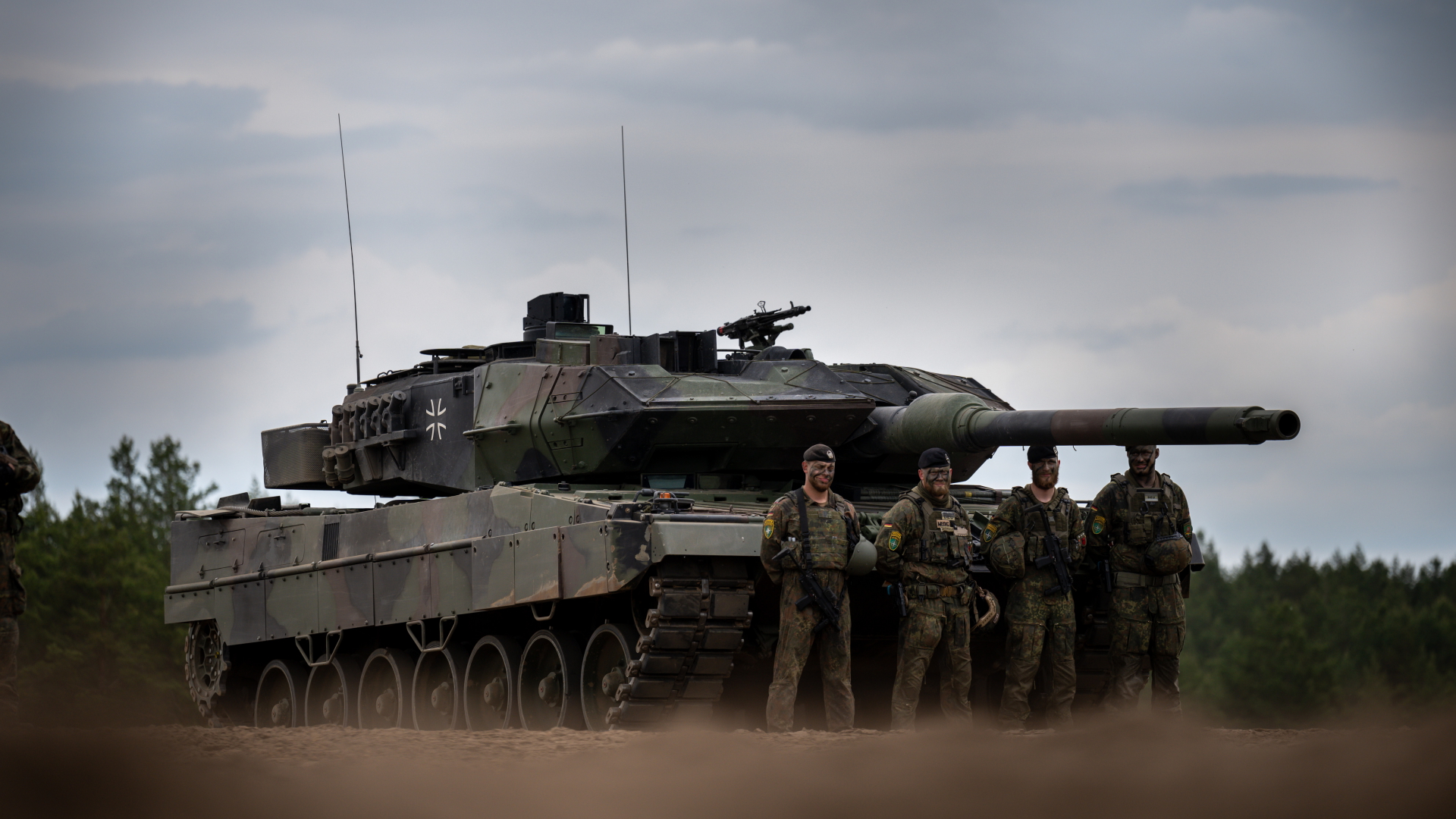 Soldaten stehen vor einem Leopard-2-Panzer der Bundeswehr