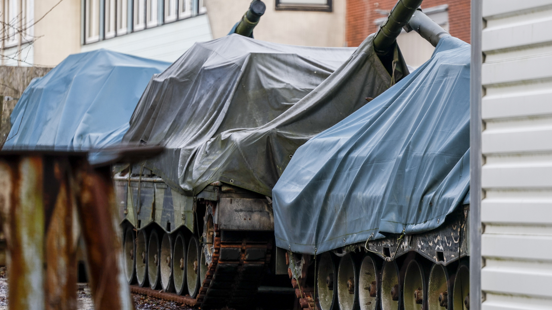"Leopard 1"-Kampfpanzer stehen auf dem Werksgelände der Flensburger Fahrzeugbau Gesellschaft.