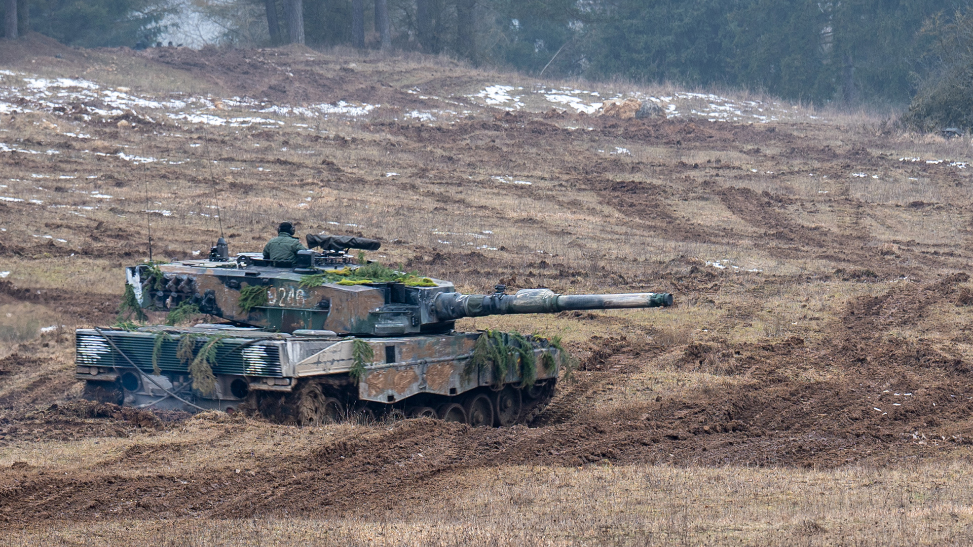 Ein polnischer Leopard 2 fährt während einer internationalen Militärübung auf dem Gelände des Truppenübungsplatzes Hohenfels.