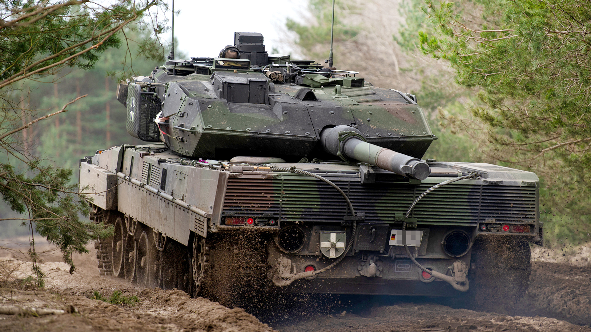  Ein Kampfpanzer vom Typ Leopard 2 A7V Bundeswehr fährt während einer Übung auf dem Truppenübungsplatz. | dpa