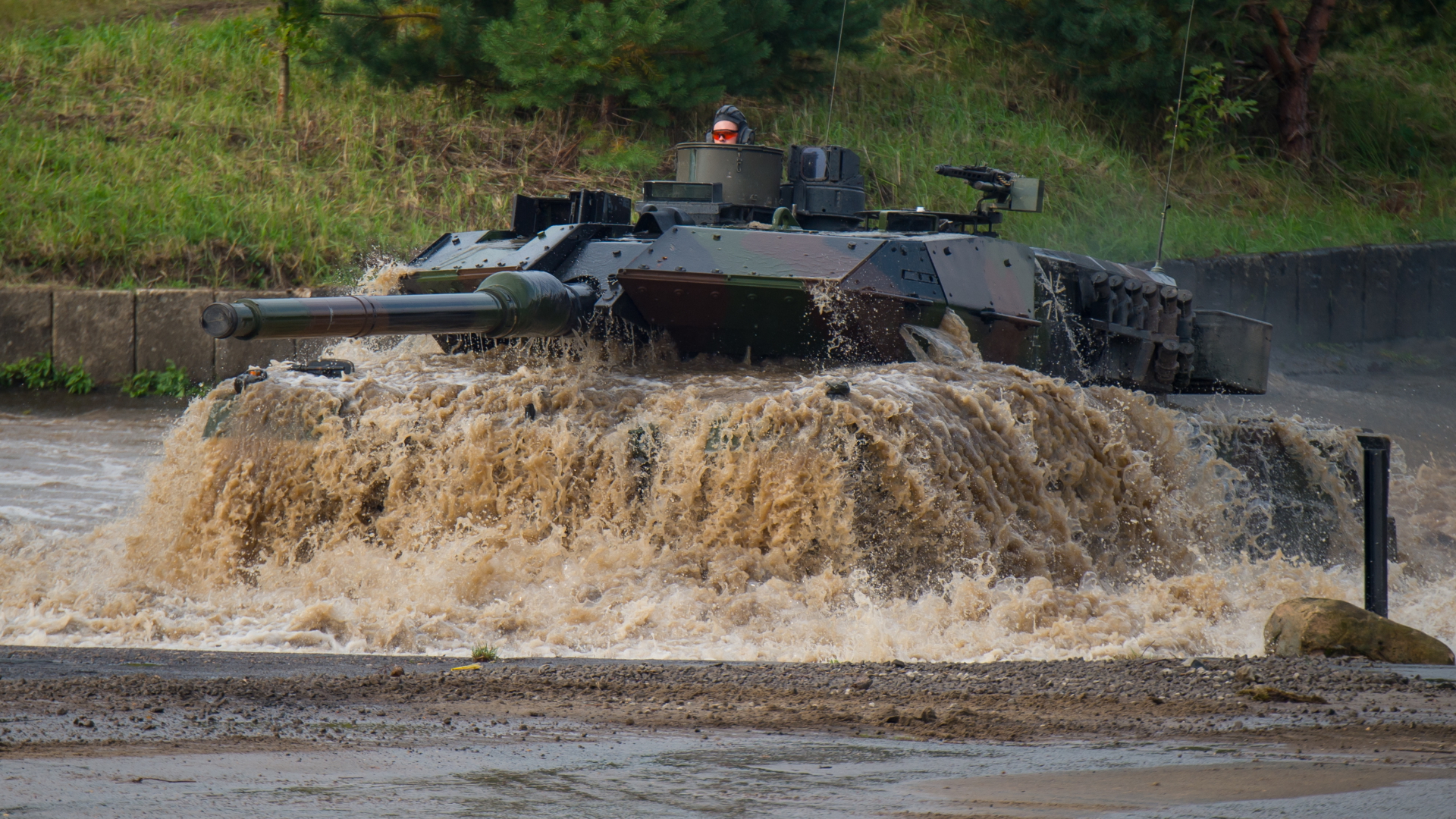 Ein Kampfpanzer vom Typ "Leopard 2A6" fährt durch ein Wasserbecken. (Archiv)