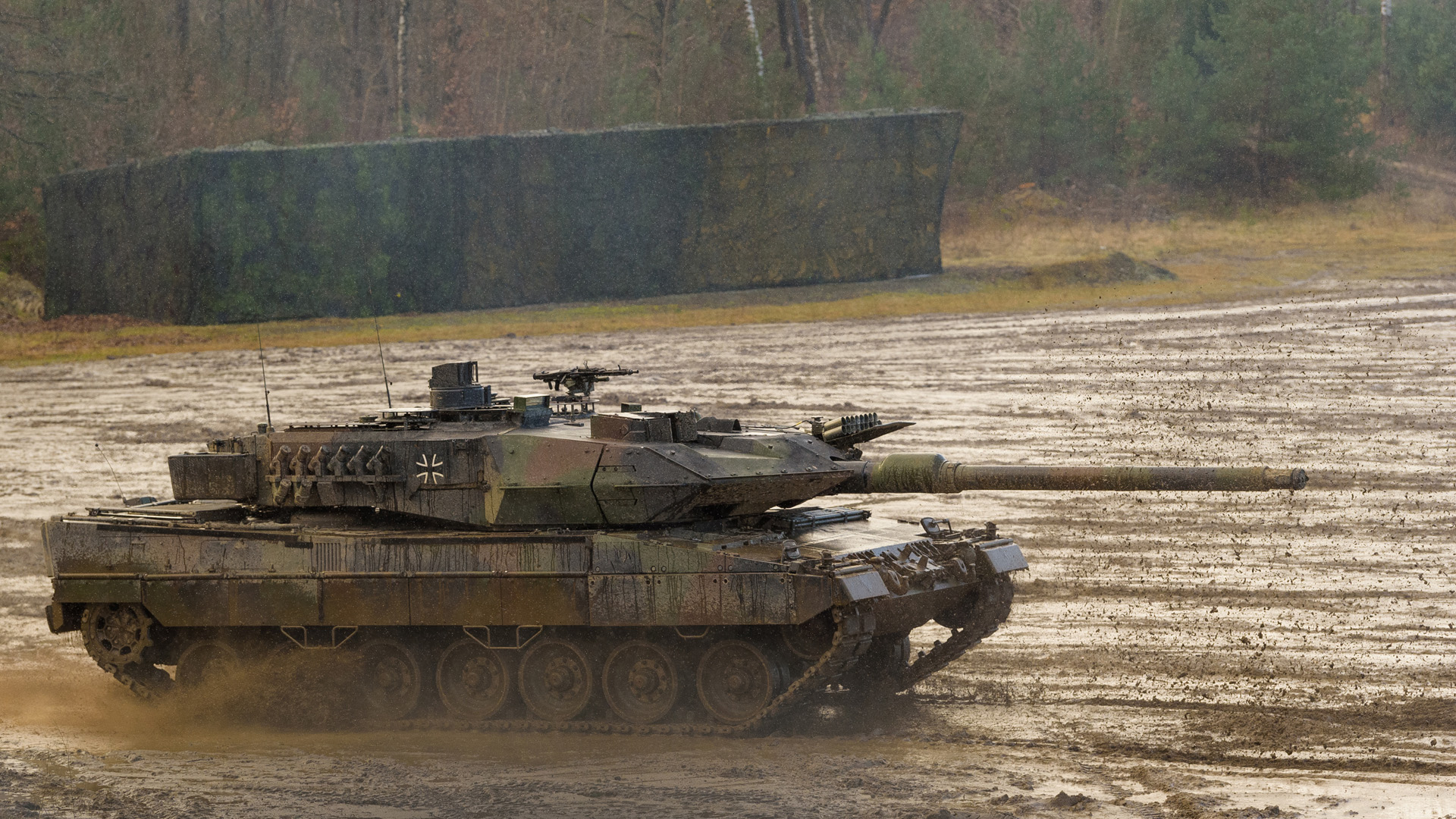 Ein Kampfpanzer der Bundeswehr vom Typ Leopard 2A6, fährt während einer Gefechtsvorführung über den Übungsplatz. (Aufnahme: 07.02.2022) | picture alliance/dpa