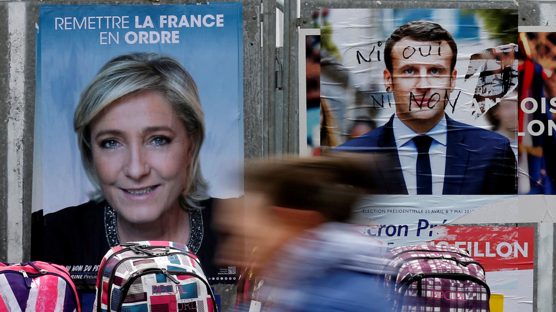 Wahlplakate von Le Pen und Macron