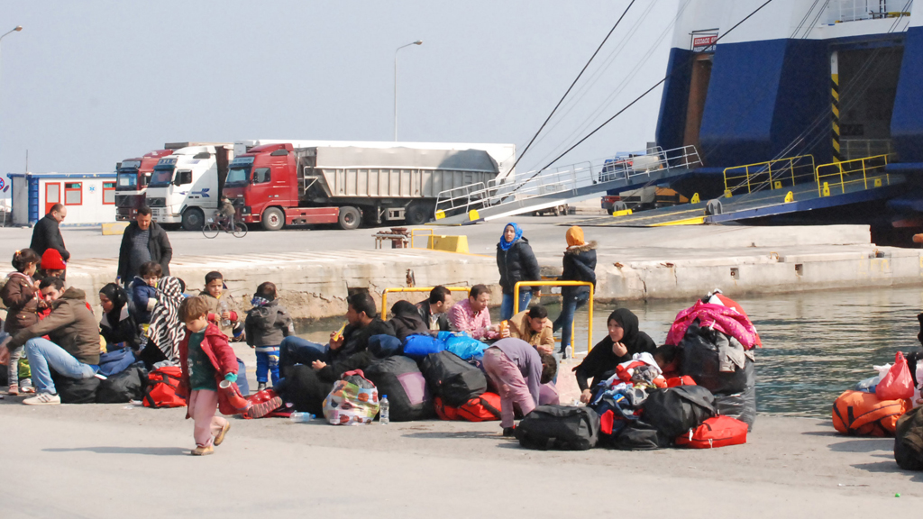 Flüchtlinge warten auf der griechischen Insel Lesbos. | null
