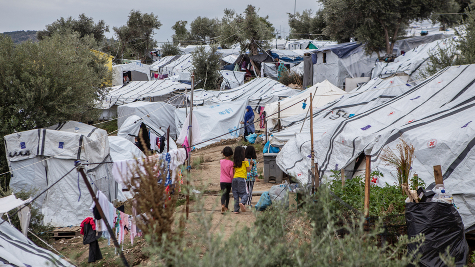 Kinder laufen durch ein Zeltlager auf Lesbos | dpa